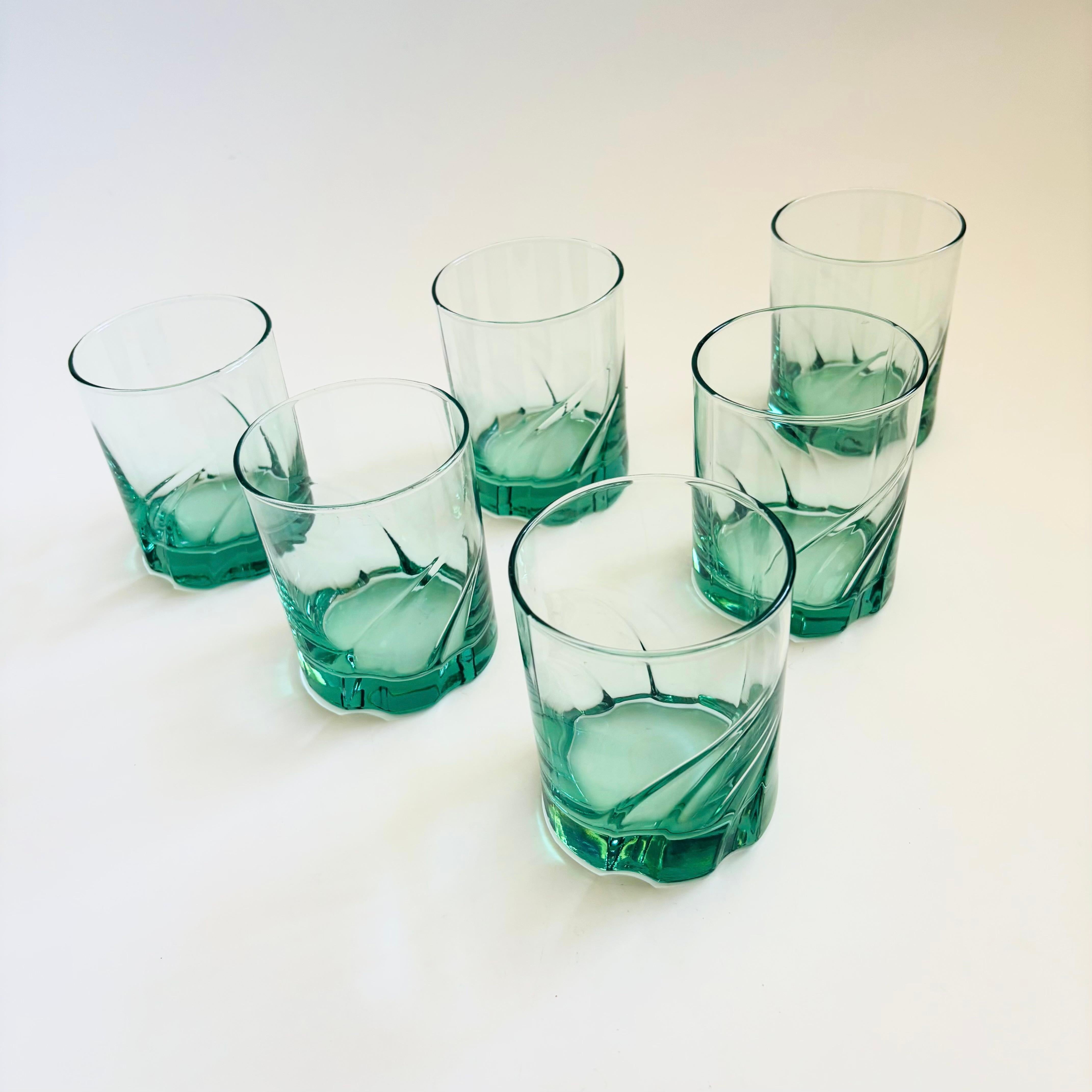Juego de 6 hermosos vasos bajos vintage de color verde pálido. Fabricado con el patrón Spanish Green Monterey de Libbey. Bases lastradas con un bonito diseño retorcido en el cristal.

