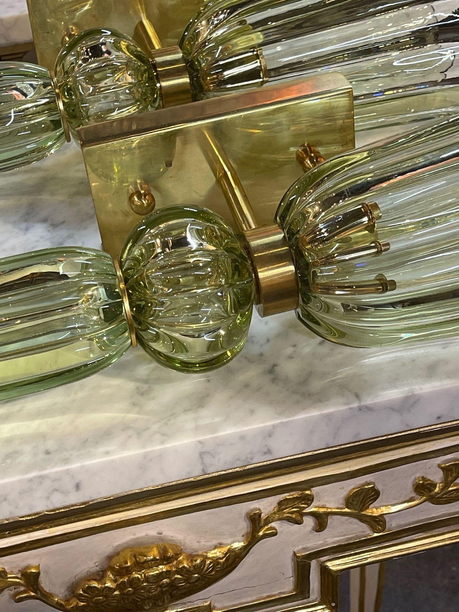 Apliques de latón y cristal de Murano verde pálido de Seguso Italiano en venta