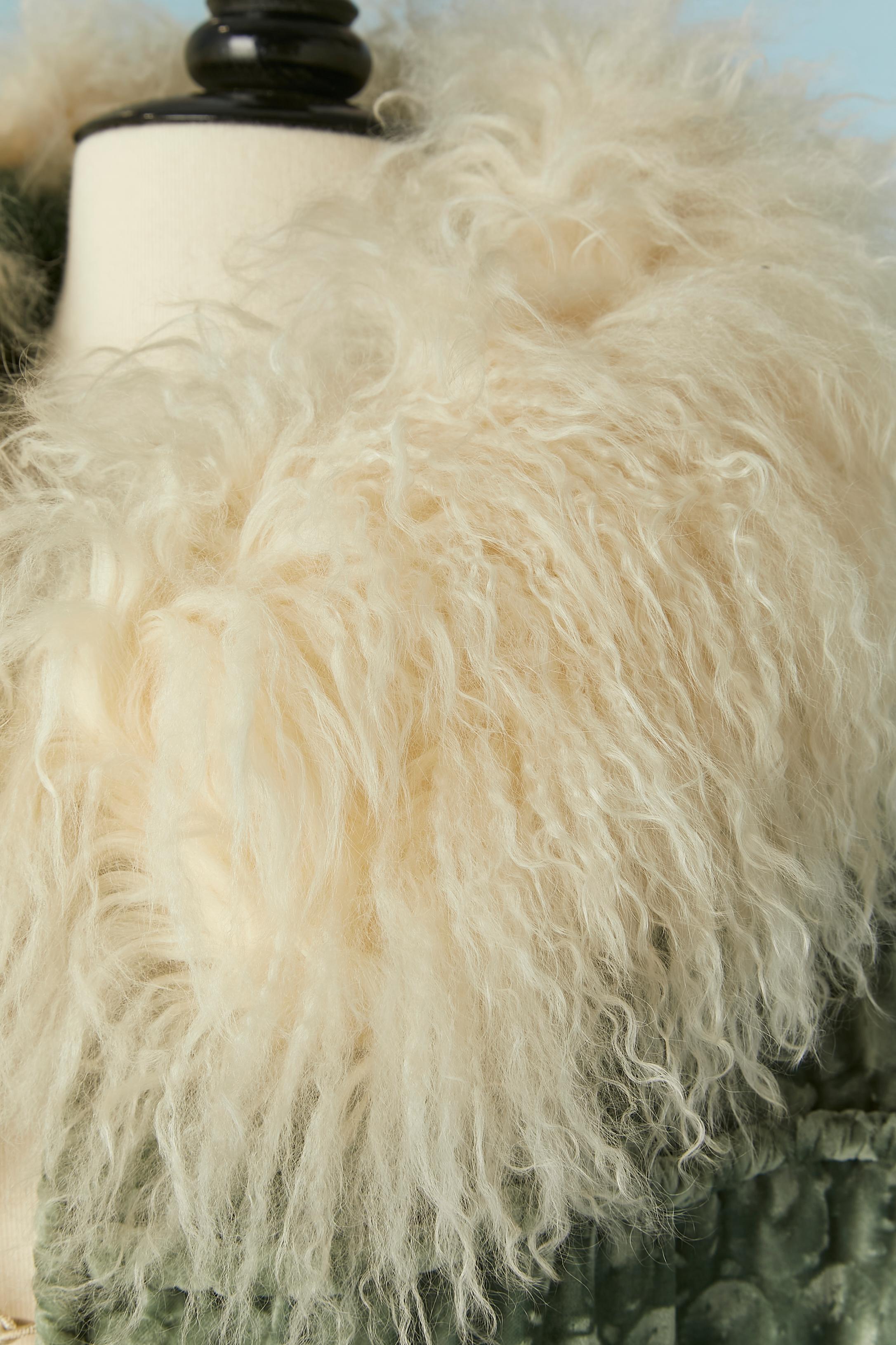 Pale green velvet cape with fur collar. Passementerie hook&eye closure on the middle front + one velvet button and buttonhole on the top middle front. 
One size 