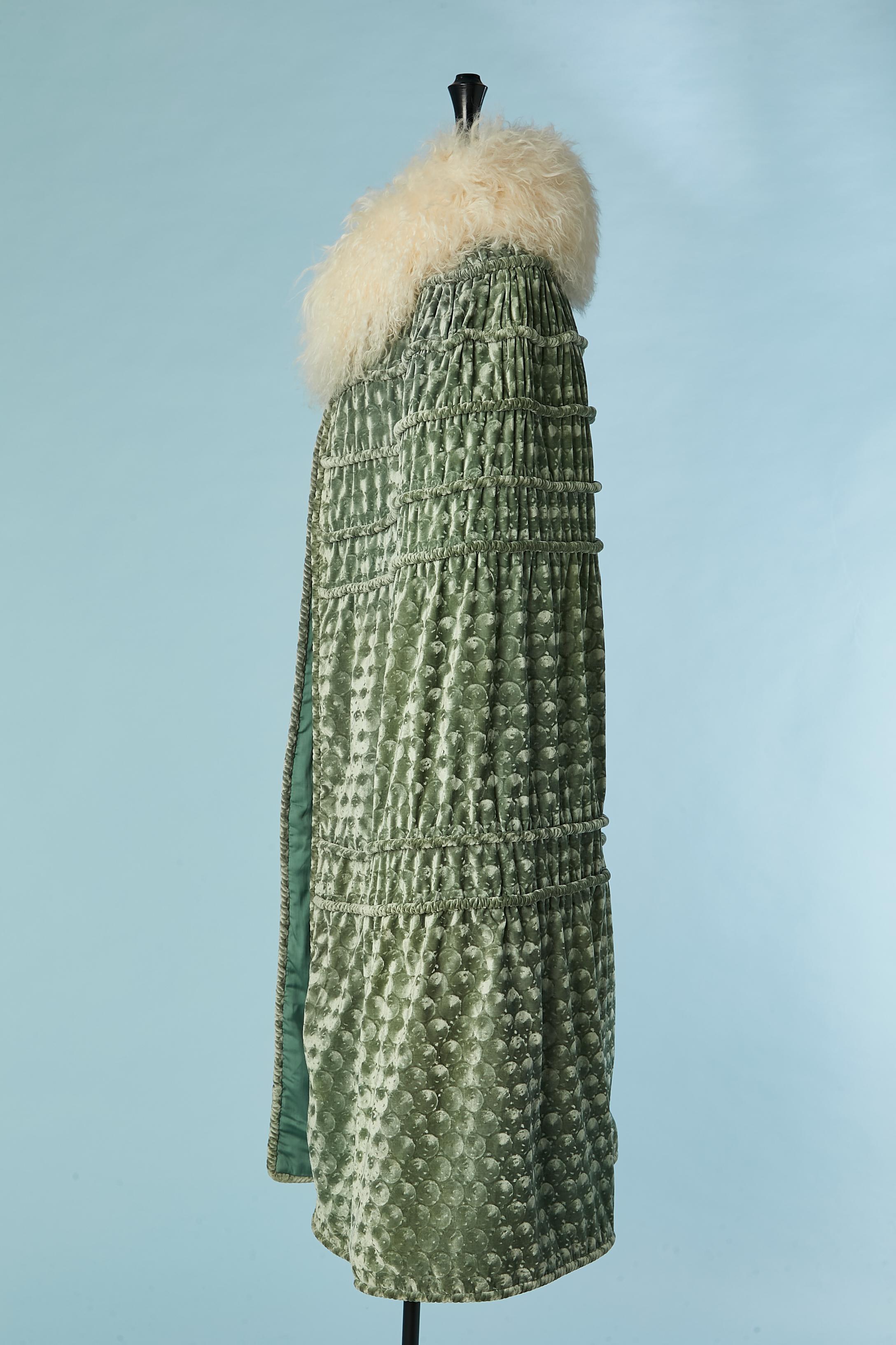 Pale green velvet Opera cape with fur ivory collar Circa 1925 For Sale 2