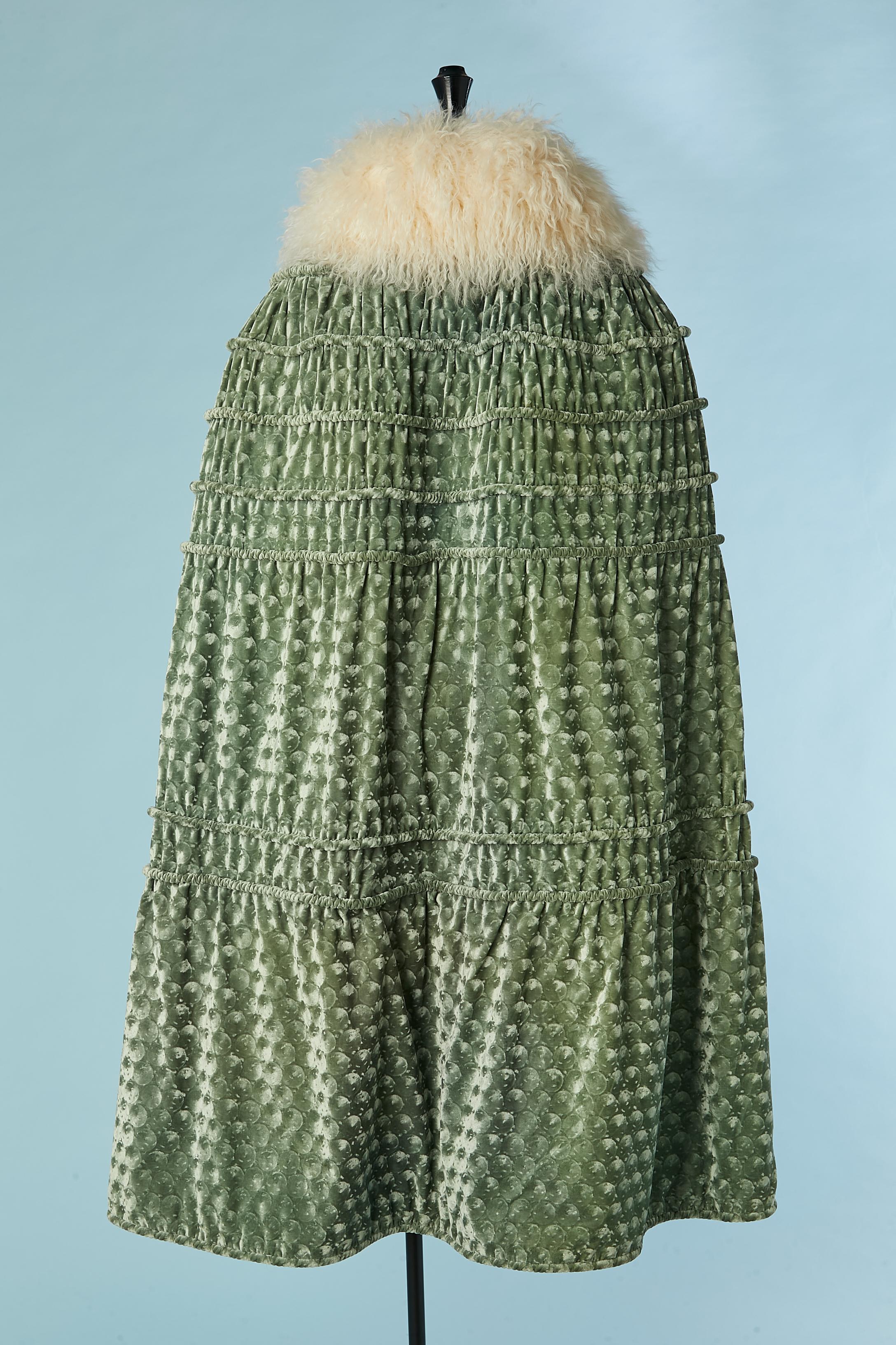 Pale green velvet Opera cape with fur ivory collar Circa 1925 For Sale 3