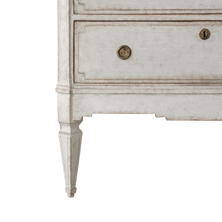 Pale Grey Gustavian Style Pair of Commodes, Sweden, 19th Century In Good Condition For Sale In New York, NY