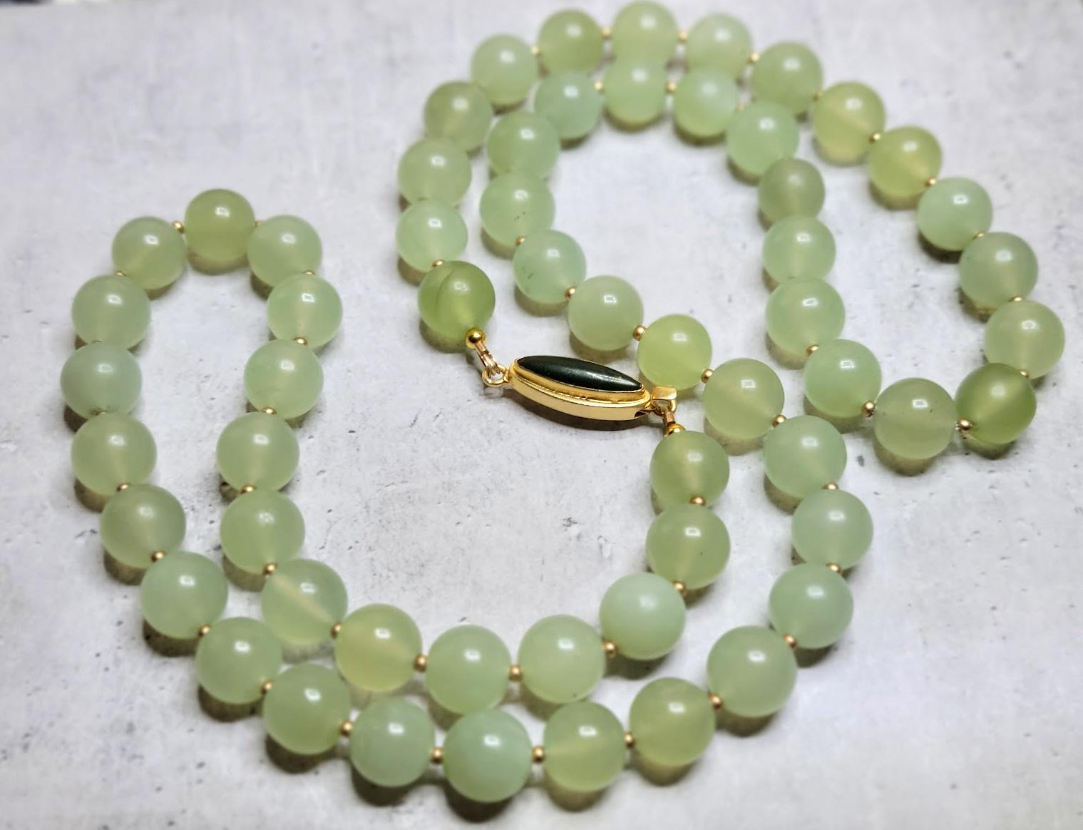 Diese schöne, elegante, lange Halskette ist aus hochwertiger, natürlicher, heller Jade gefertigt. Die Jadeperlen sind von höchster Qualität, rein, gleichmäßig und von zartem Grün, und sie sehen prächtig aus und fühlen sich auch so an.
Die Perlen