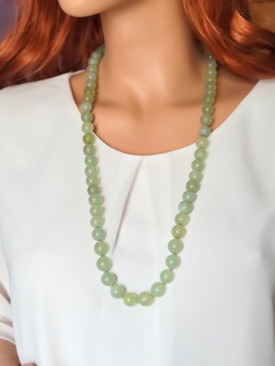 Halskette aus blasser Jade (Perle) im Angebot