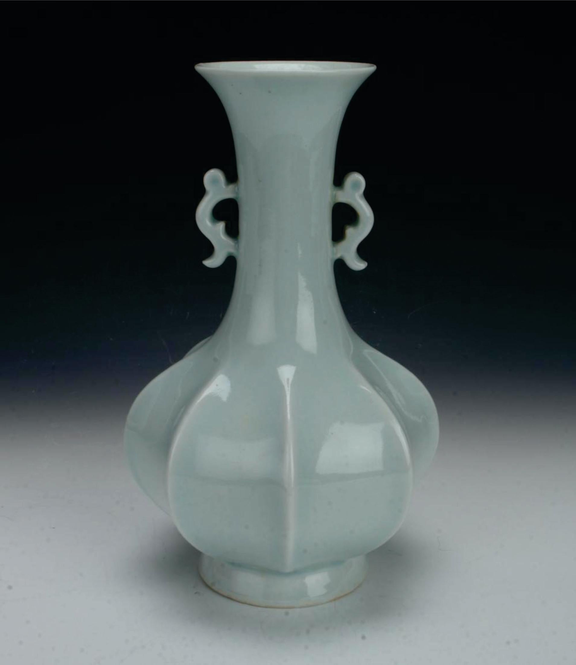 Vaso celadon lobato di forma artigianale molto usuale e delicata con manici di drago traforati sul collo, molto sottile e leggero nel corpo, fondo non smaltato.
  