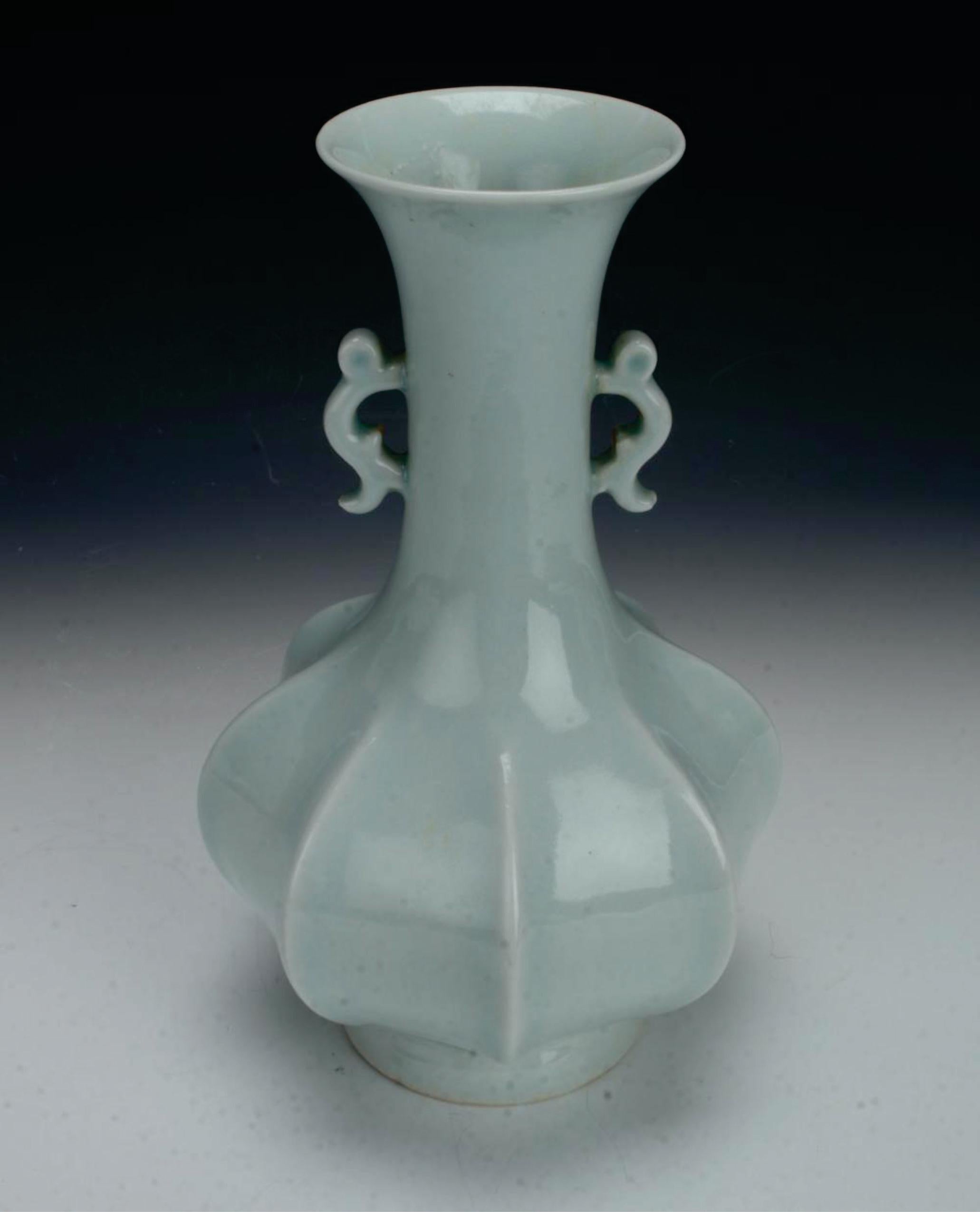 Qing Vaso celadon pallido a lobi con due maniglie in vendita