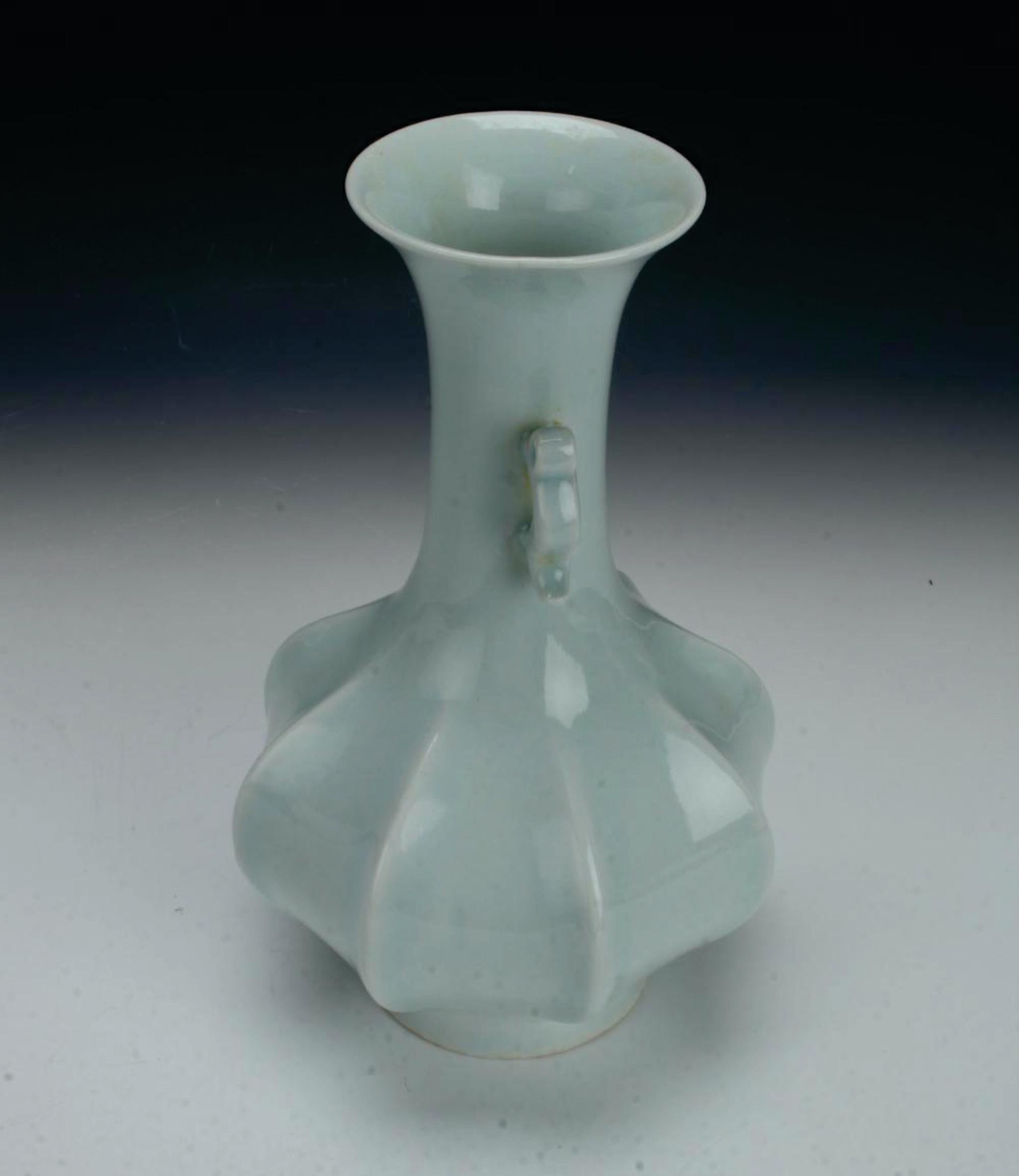 Cinese Vaso celadon pallido a lobi con due maniglie in vendita