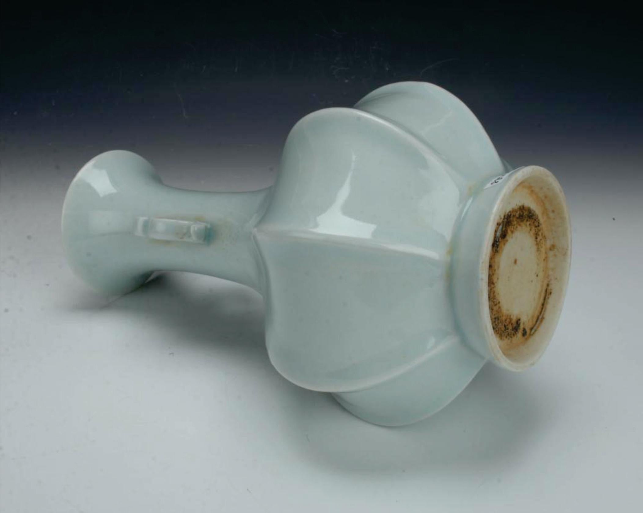 Fatto a mano Vaso celadon pallido a lobi con due maniglie in vendita