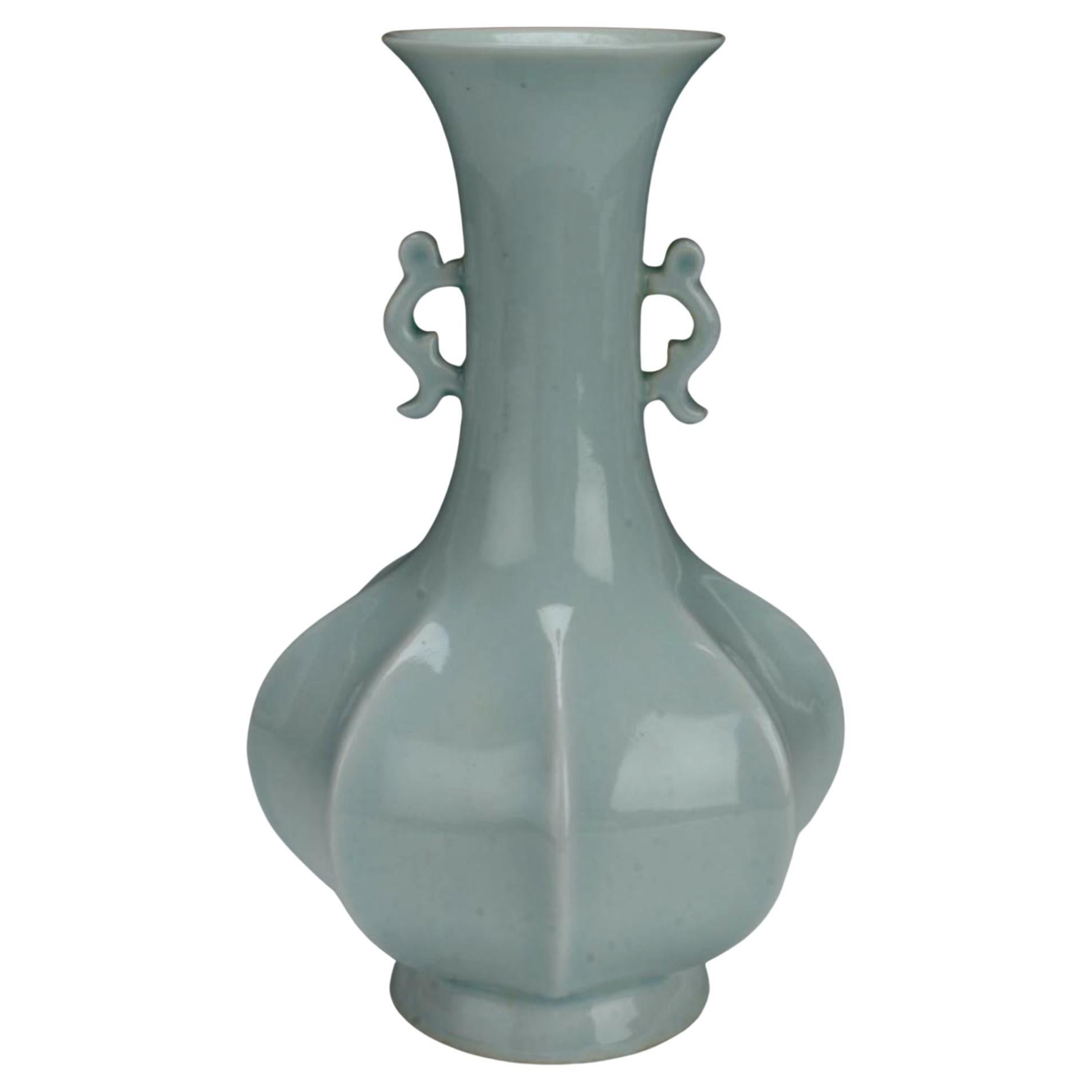 Vaso celadon pallido a lobi con due maniglie in vendita