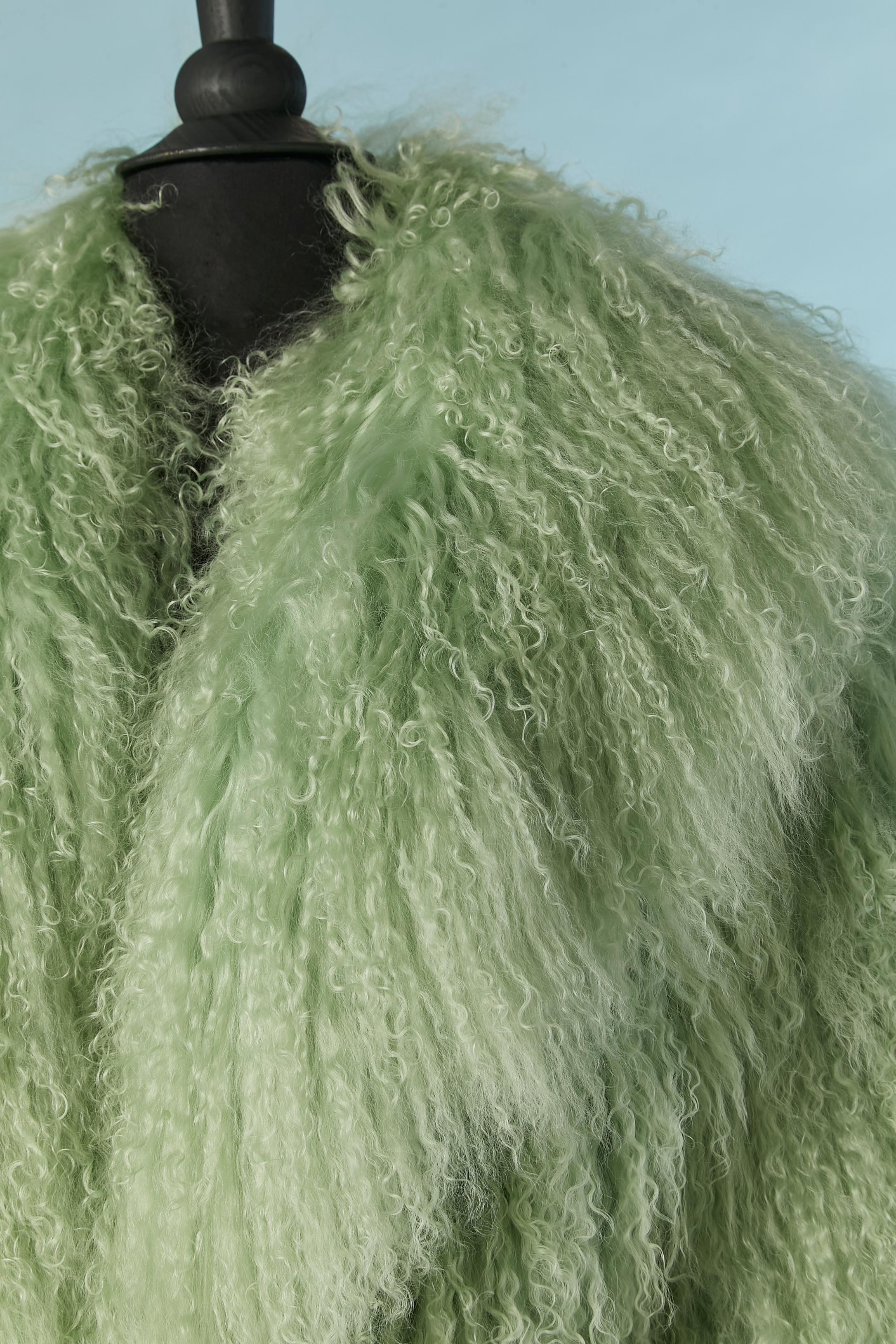 Pale Mongolian fur single breasted coat. Jacquard ivory lining ( no fabric tag composition but probably rayon) 
Hook and eyes closure in the middle front 
SIZE XXL on tag but fit more probably L 