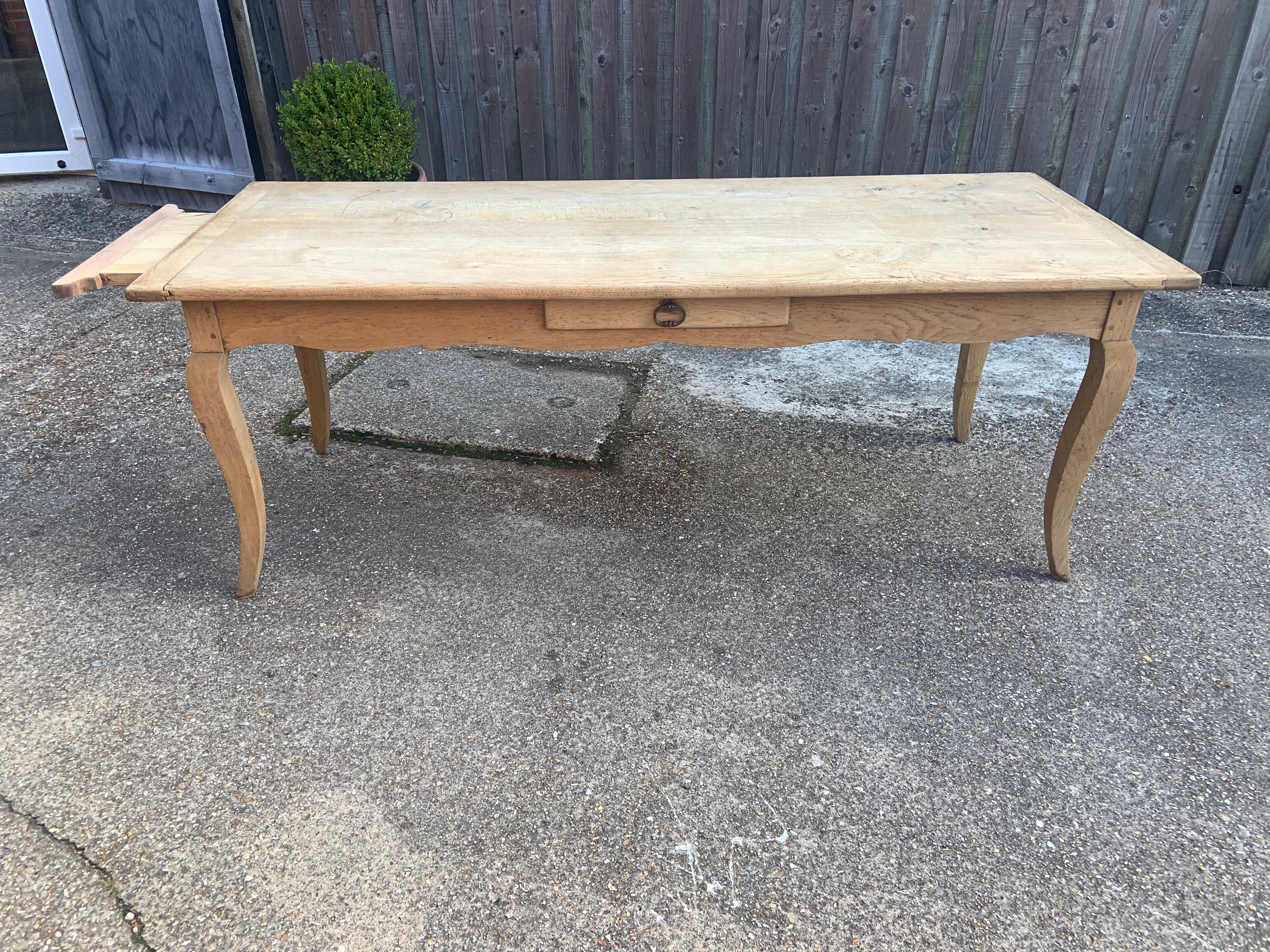Pale Oak Cabriole Leg Farmhouse Table In Good Condition For Sale In Billingshurst, GB