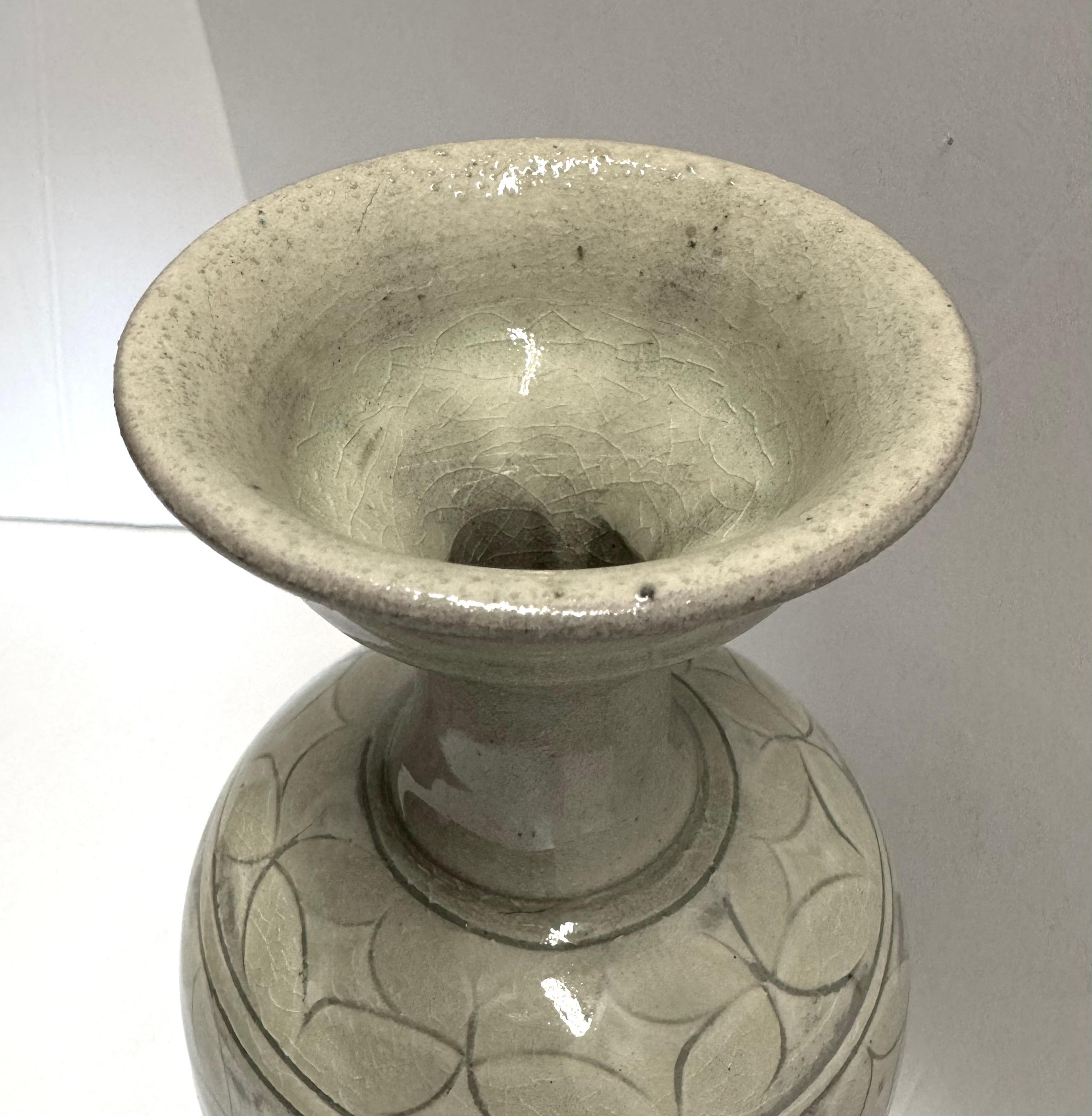 Cinese Vaso a forma di coppa Pale Olive Top Geometric Design, Cina, Contemporaneo in vendita