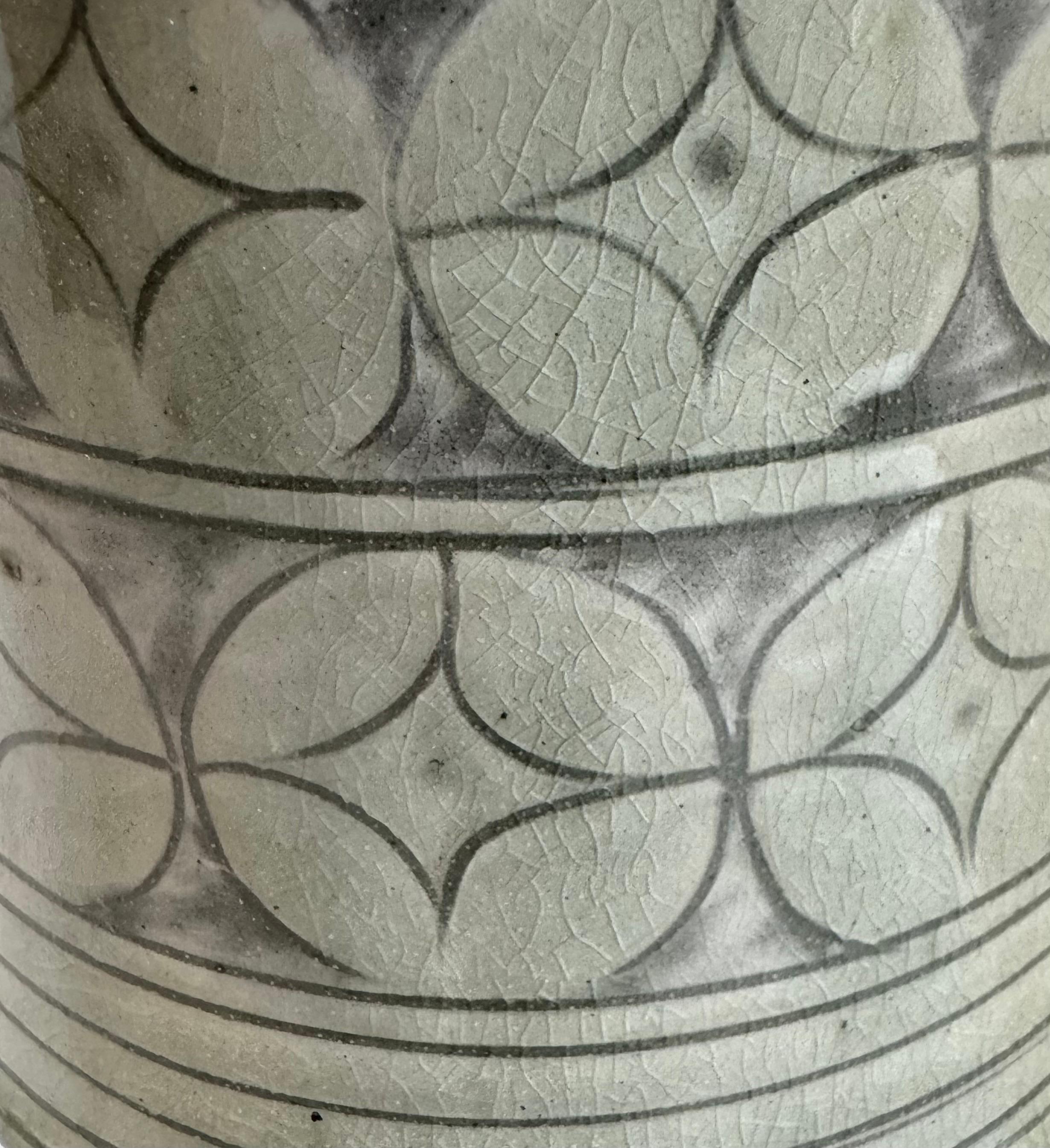 Vaso a forma di coppa Pale Olive Top Geometric Design, Cina, Contemporaneo In condizioni Nuovo in vendita a New York, NY