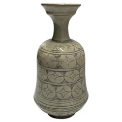 Jarrón de diseño geométrico con forma de copa de olivo pálido, China, Contemporáneo