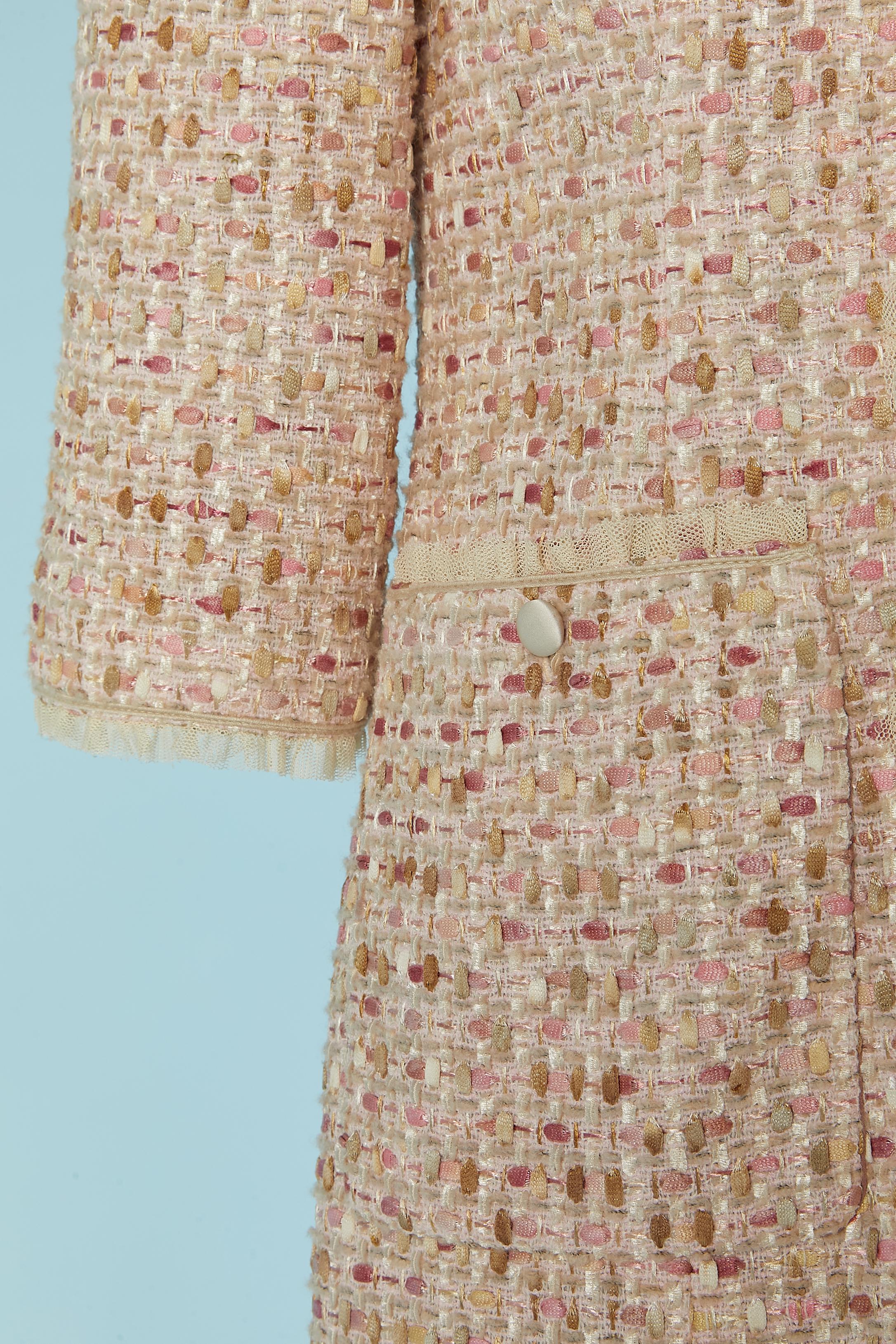 Pale pink and beige tweed single breasted coat with tulle ruffle BILL BLASS NY In Excellent Condition For Sale In Saint-Ouen-Sur-Seine, FR