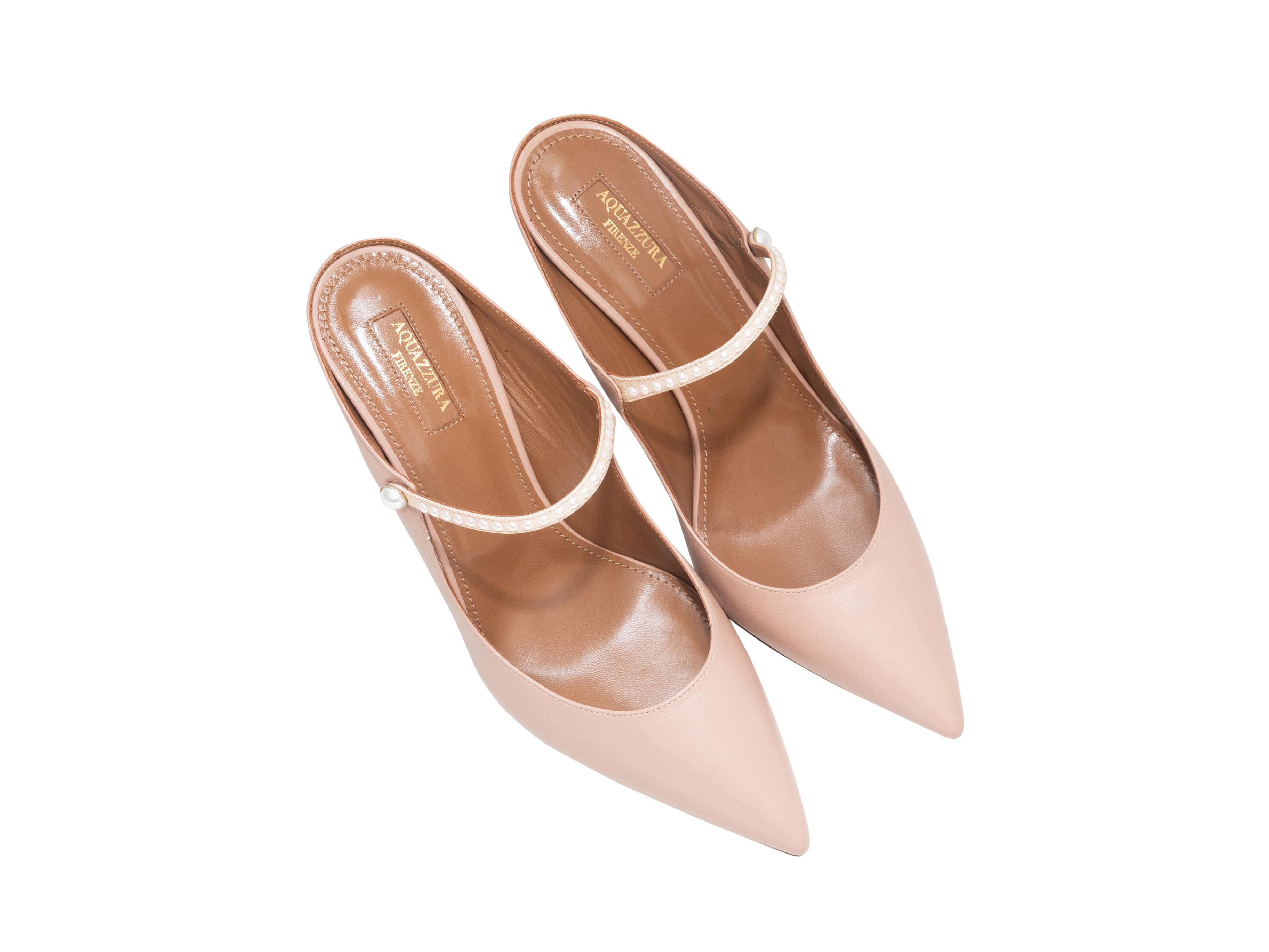 Mules à talons Mary Jane en cuir rose pâle, signées Aquazzura. Bretelles ornées de fausses perles. Hauteur du talon : 3,75