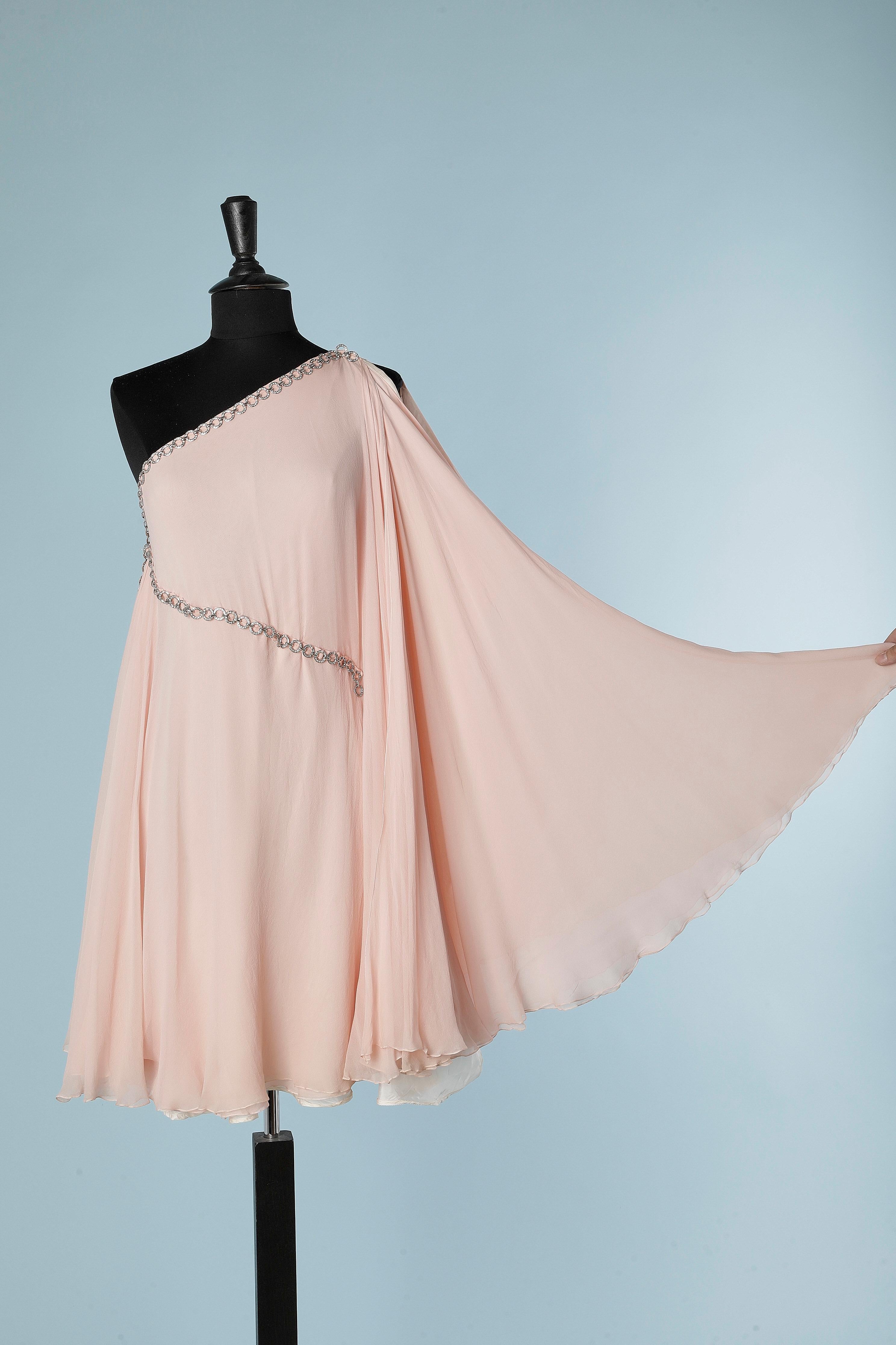 Asymmetrical pale pink babydoll cocktail dress in silk chiffon and chains.
Zip and hook&eye on the left side.
SIZE M 