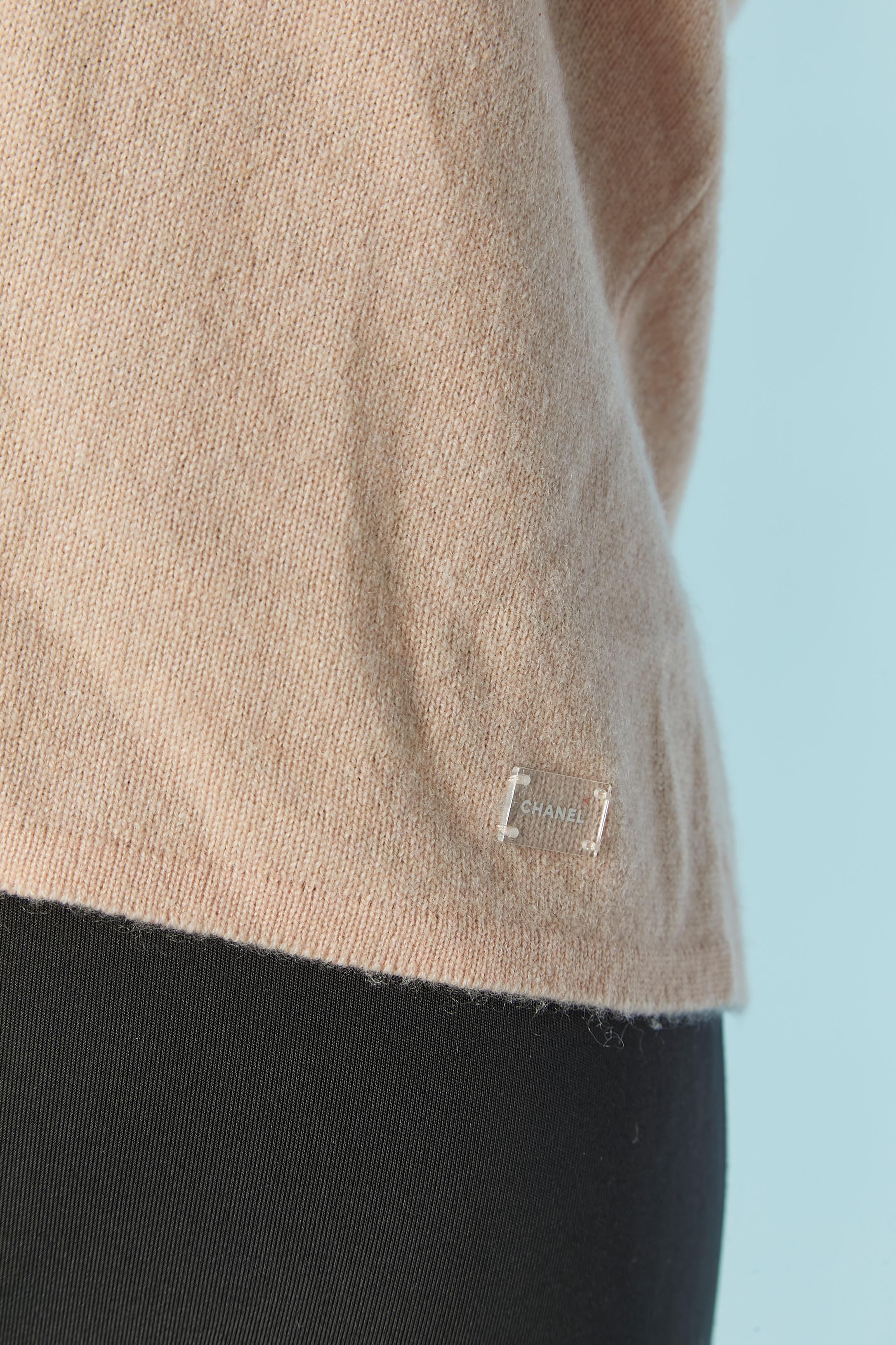 Pale pink cashmere with knit and rhinestone flower Twin-set CHANEL For Sale 5