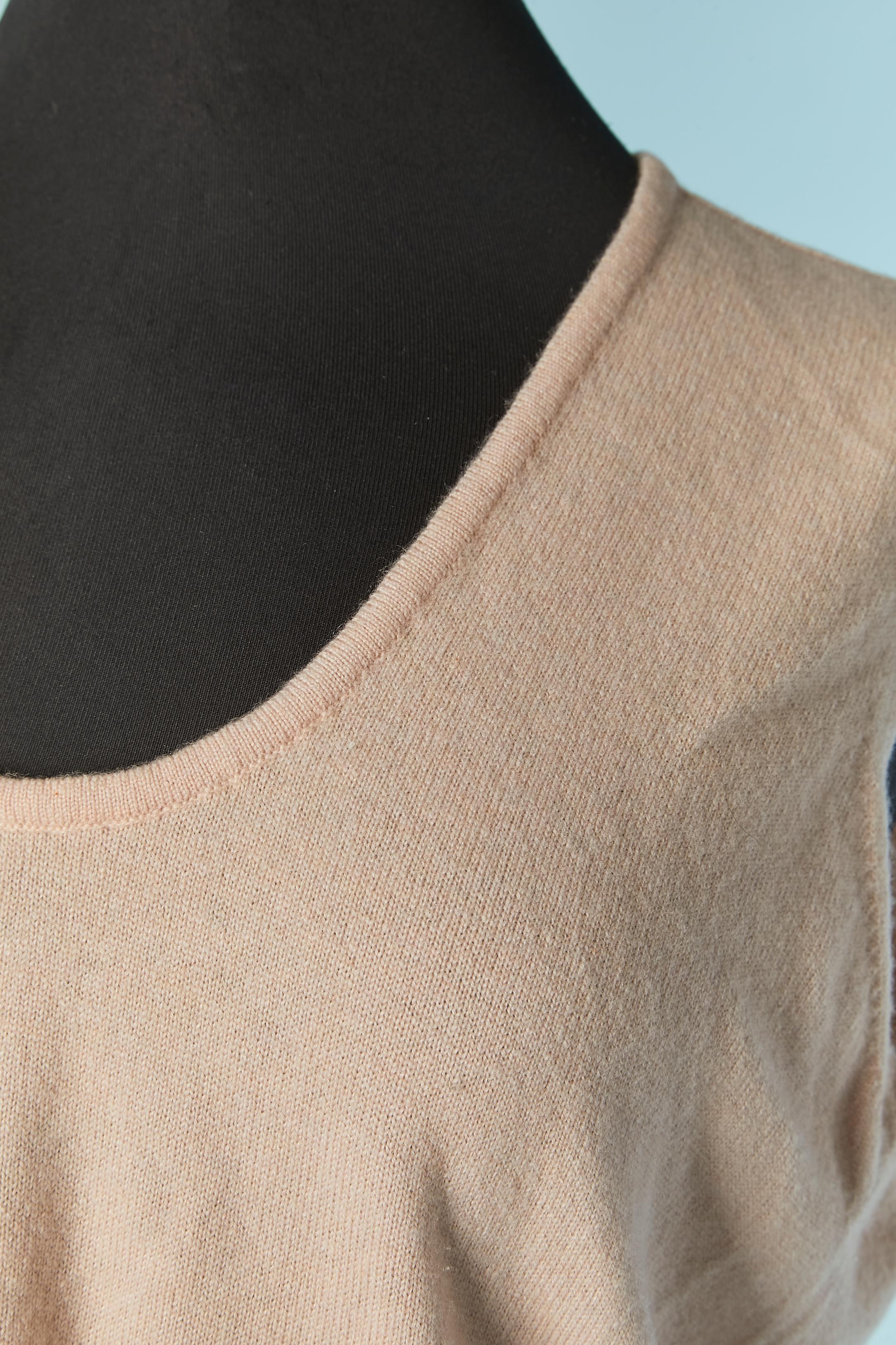 Pale pink cashmere with knit and rhinestone flower Twin-set CHANEL For Sale 6
