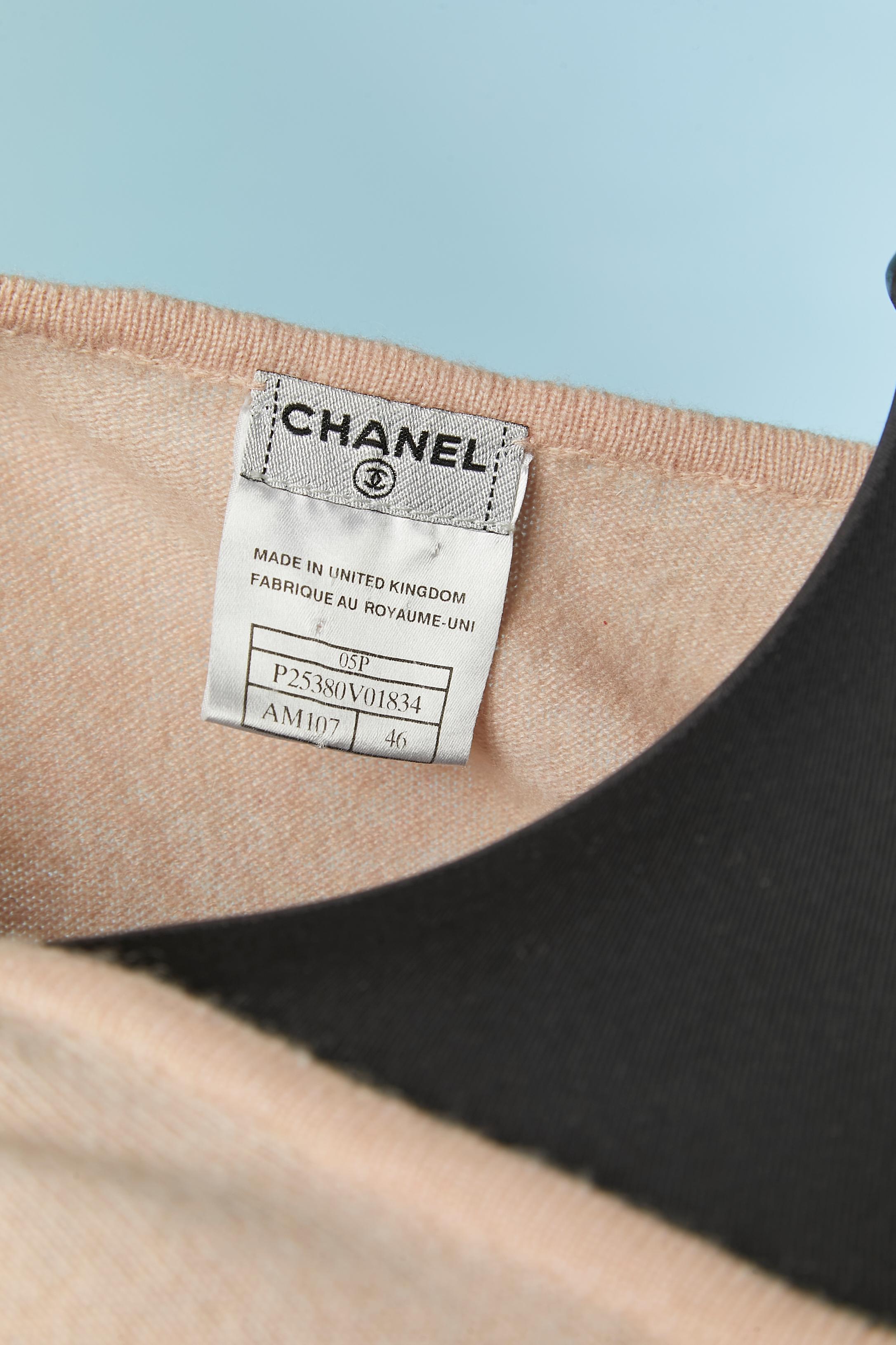 Pale pink cashmere with knit and rhinestone flower Twin-set CHANEL For Sale 9