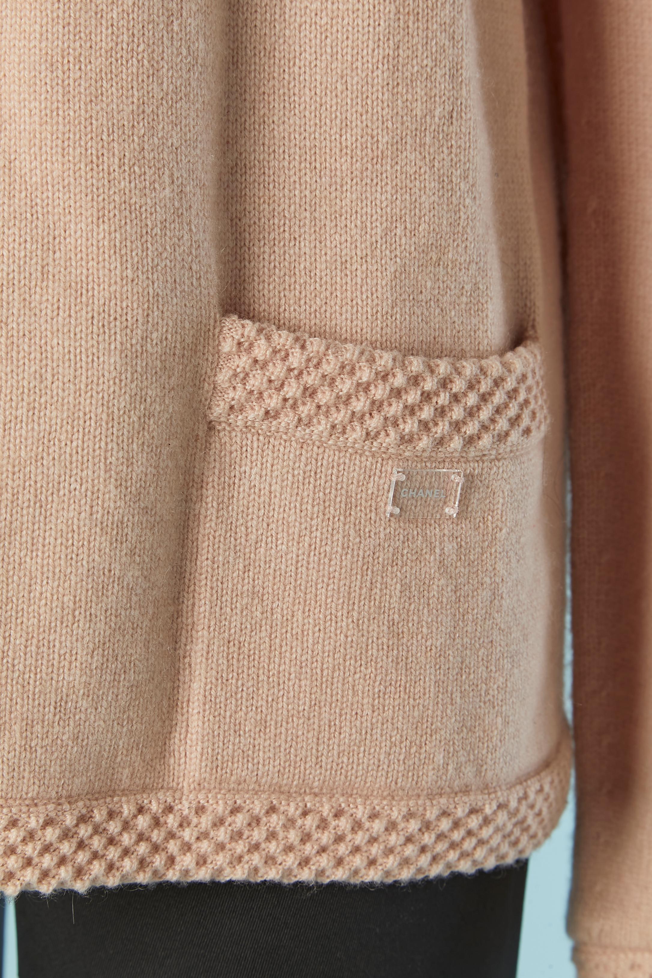 Pale pink cashmere with knit and rhinestone flower Twin-set CHANEL In Excellent Condition For Sale In Saint-Ouen-Sur-Seine, FR