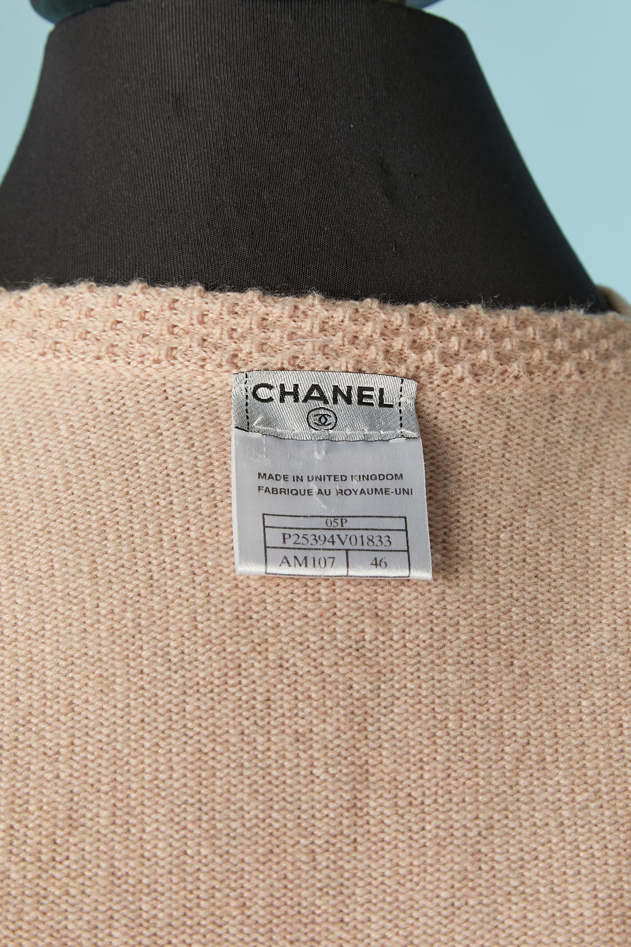 Pale pink cashmere with knit and rhinestone flower Twin-set CHANEL For Sale 2