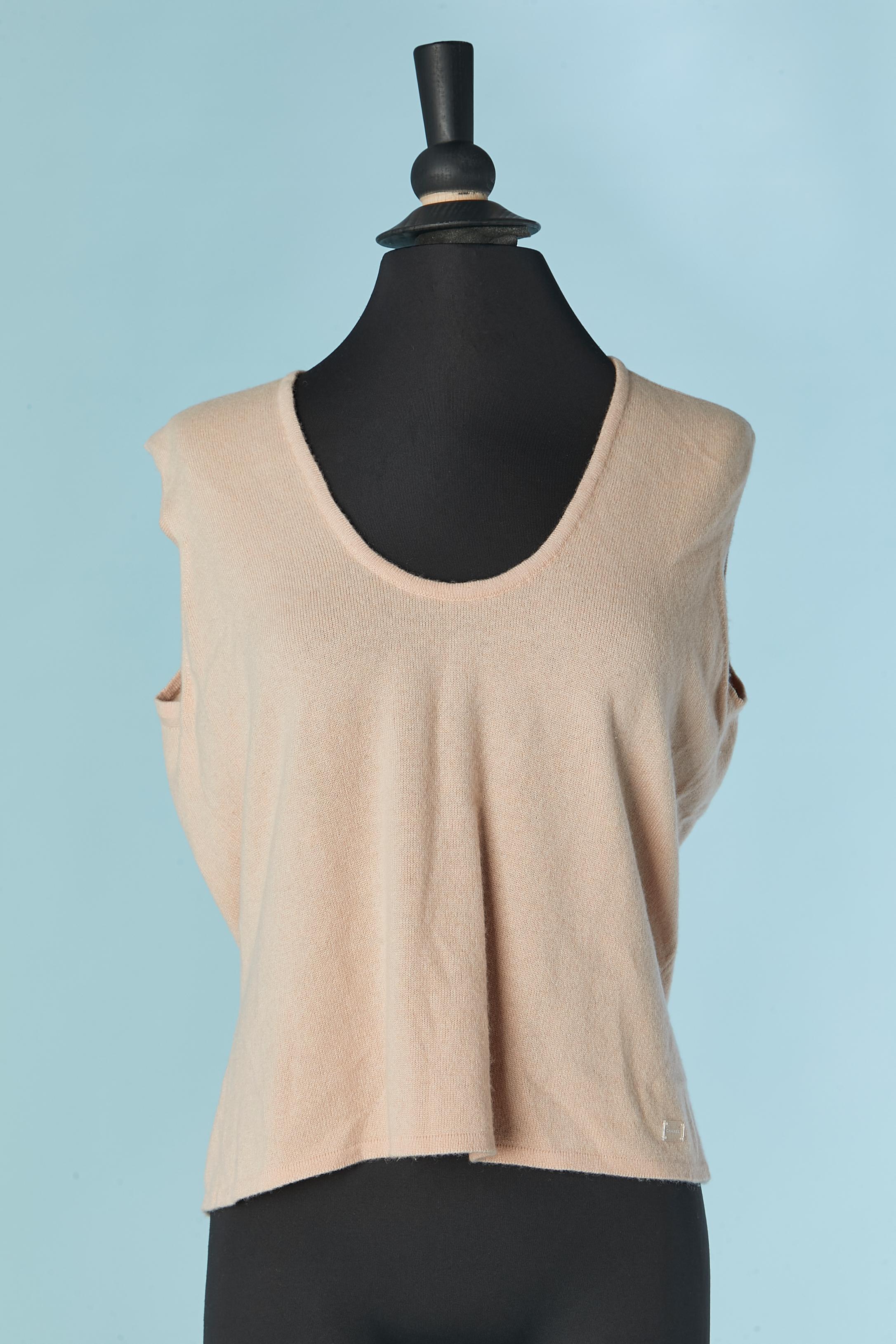 Pale pink cashmere with knit and rhinestone flower Twin-set CHANEL For Sale 4