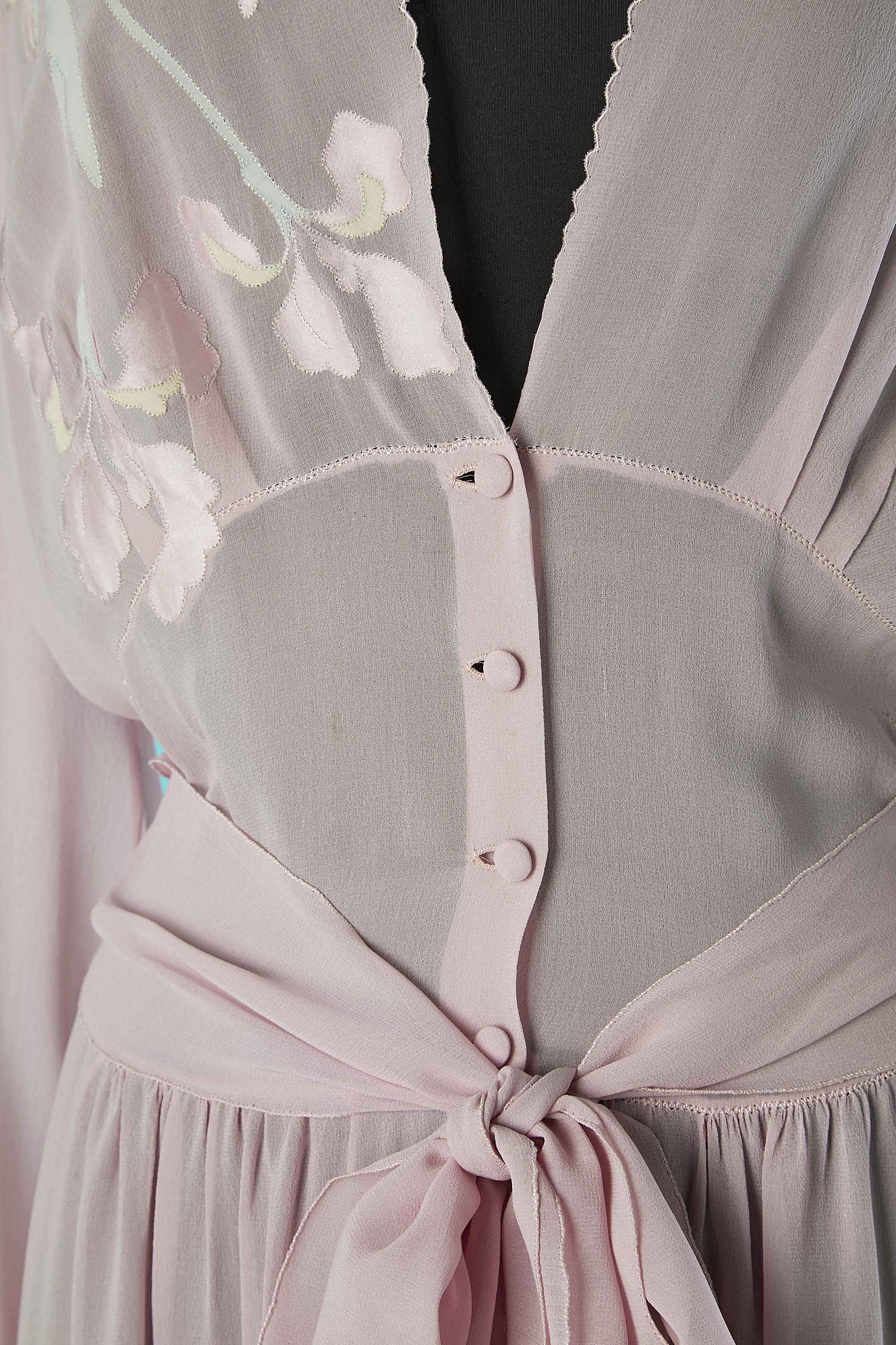 Pale pink chiffon Robe with Iris appliqué. Belt in the same fabric , button and buttonhole closure on the middle front. 
SIZE L 