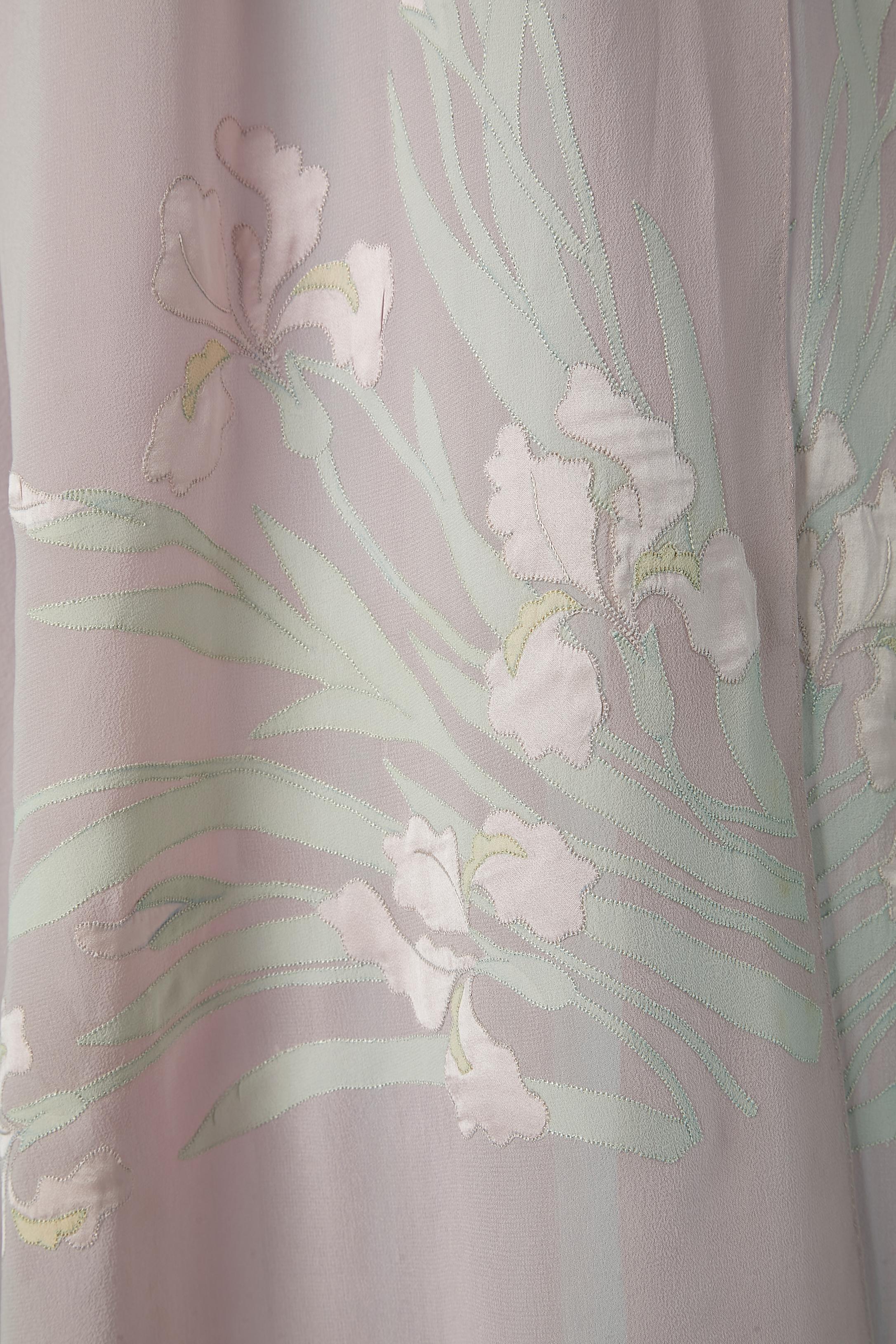 Pale pink chiffon Robe with Iris appliqué Circa 1920 In Good Condition In Saint-Ouen-Sur-Seine, FR