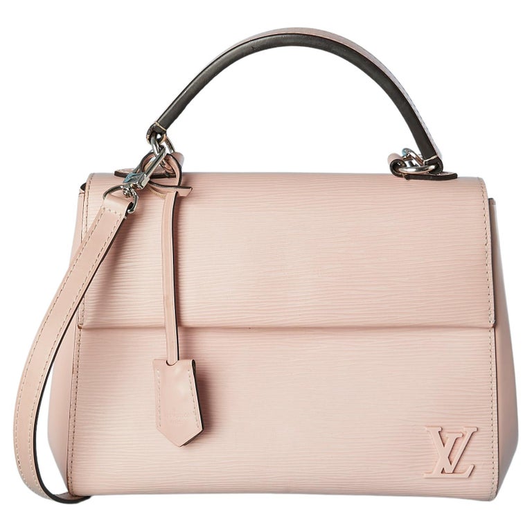 Bolso Cluny BB rosa pálido de piel Epi Louis Vuitton Numerado en venta en  1stDibs