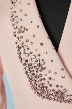 Blassrosa Cocktailjacke mit asymmetrischem Strasskragen von Thierry Mugler