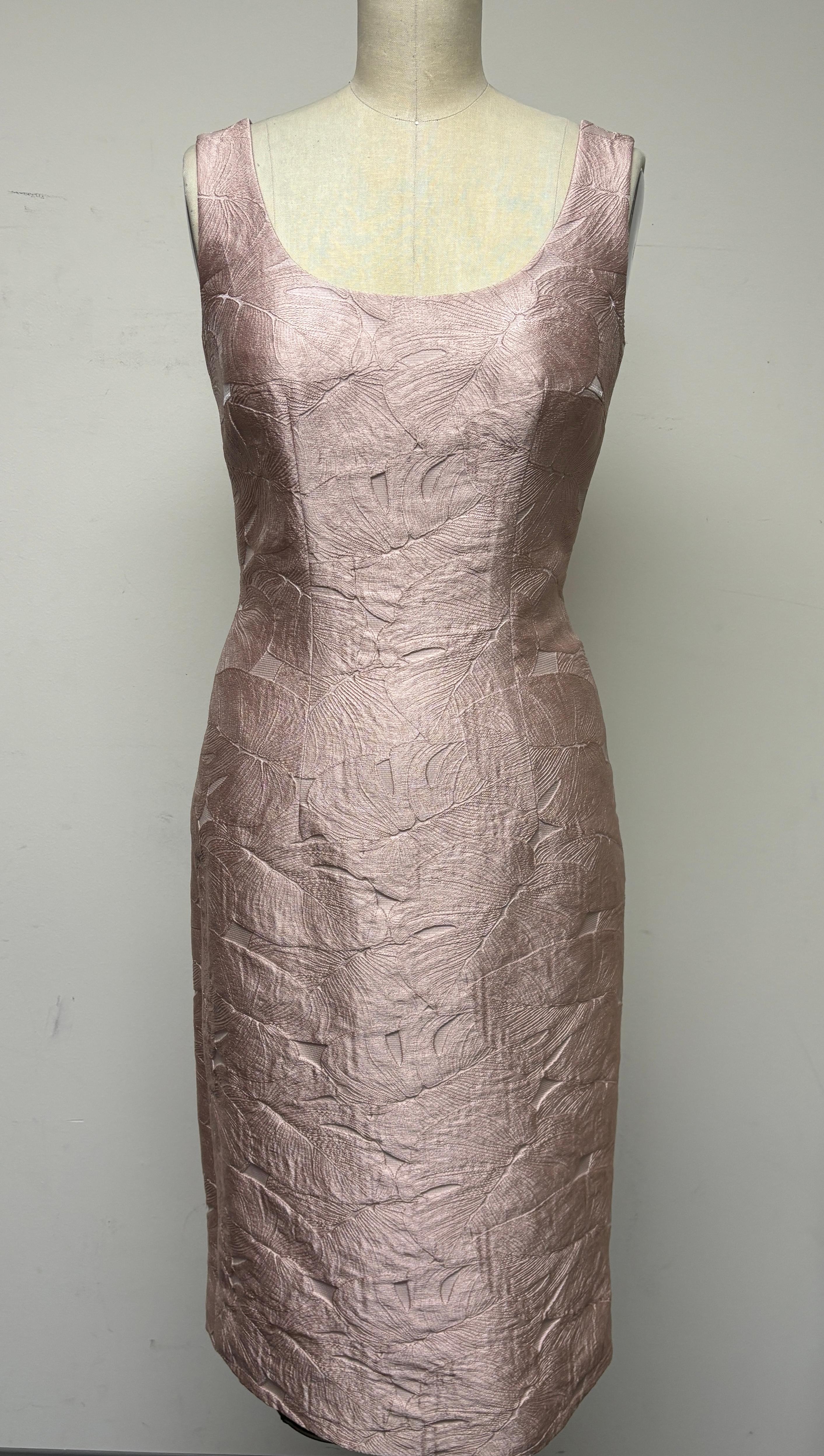 El jacquard de algodón rosa pálido, detallado con un motivo de hojas tropicales texturizadas, es un vestido encantador. Este vestido clásico y fácil de meter en la maleta es una buena elección para almuerzos de fiesta, bodas o cócteles en los meses
