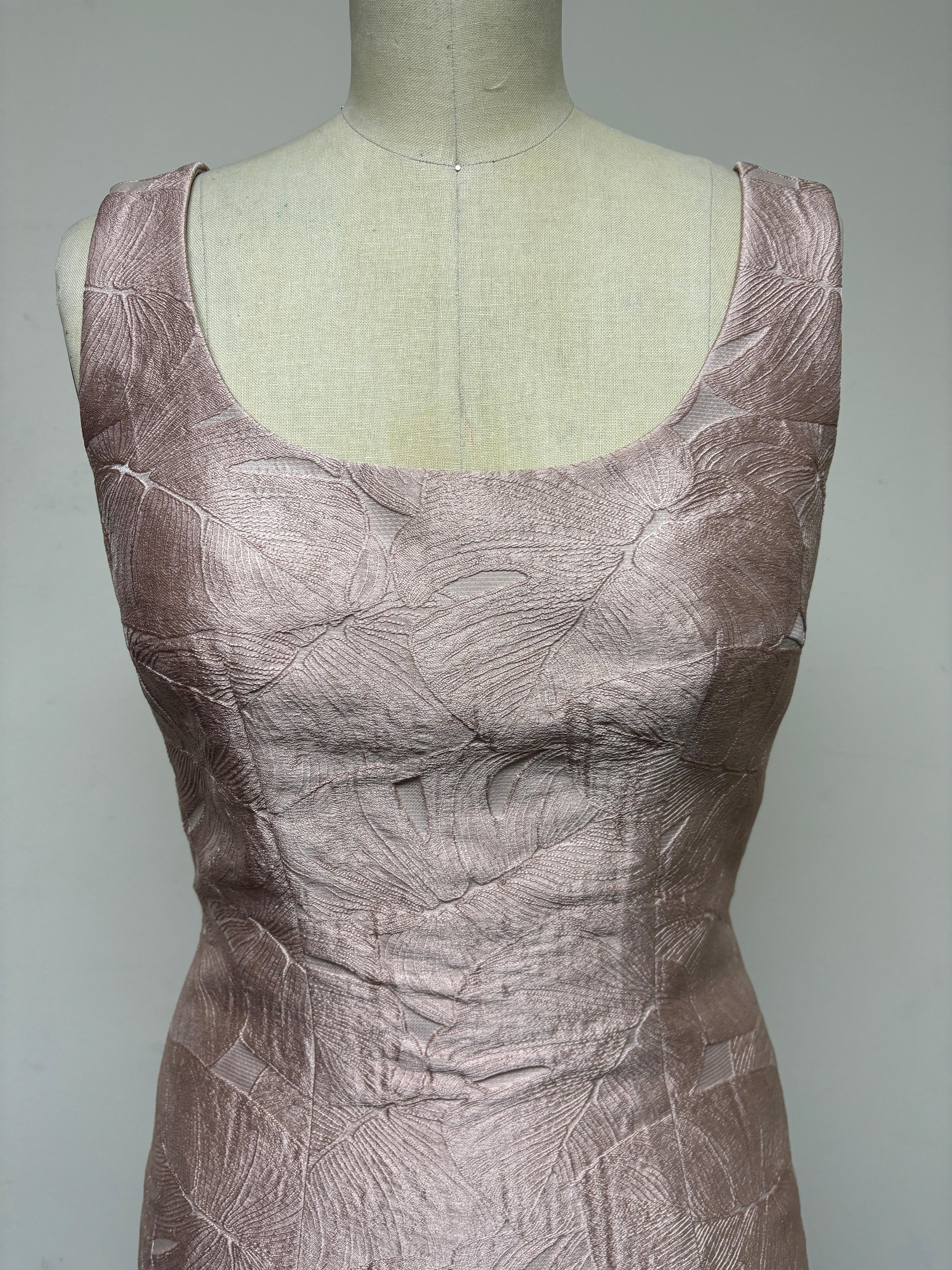 Vestido Slim en Jacquard de Algodón Rosa Palestina con Motivo de Hojas y Cuello Redondo en Excelente estado para la venta en Los Angeles, CA