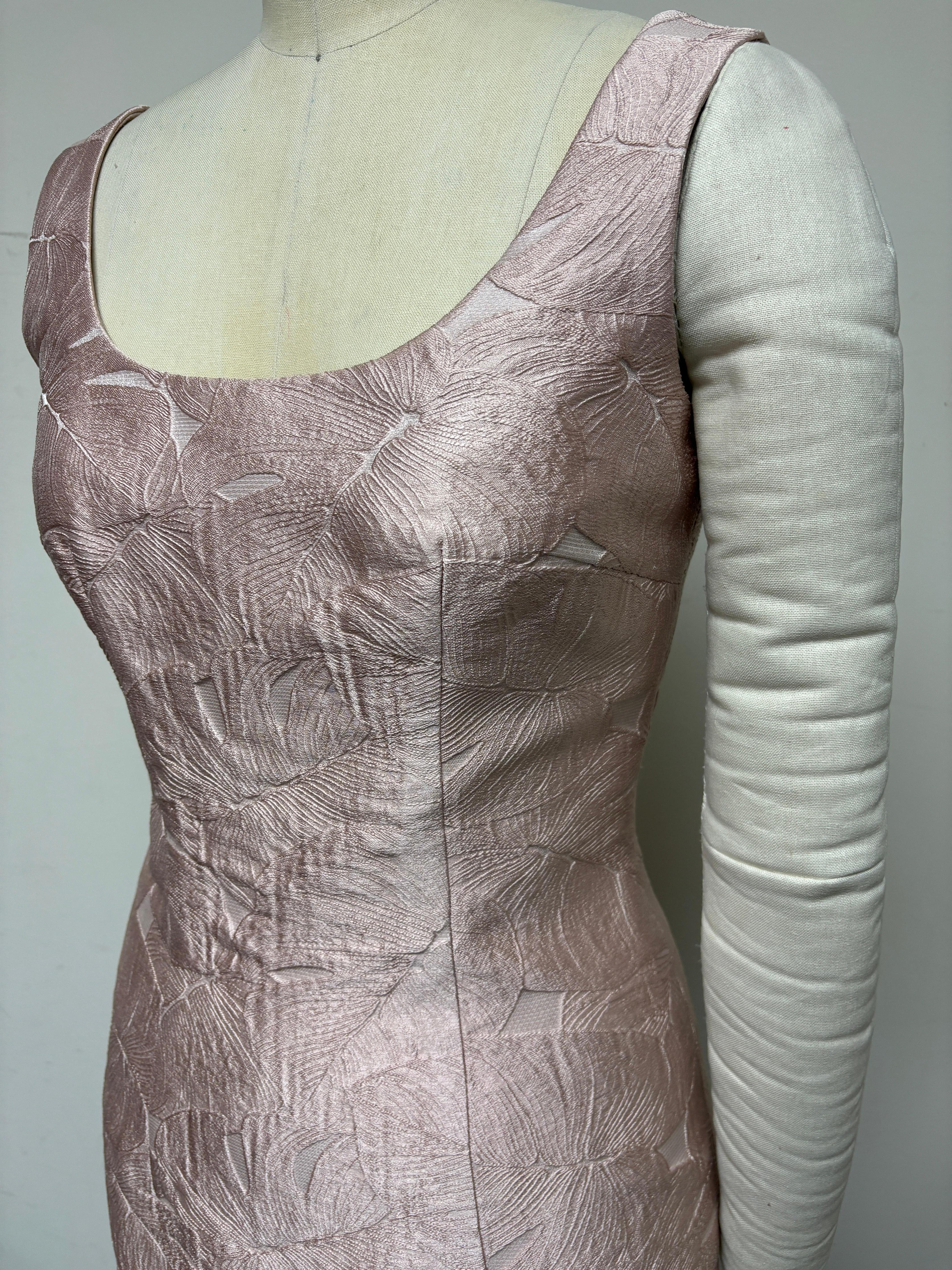 Vestido Slim en Jacquard de Algodón Rosa Palestina con Motivo de Hojas y Cuello Redondo en venta 1