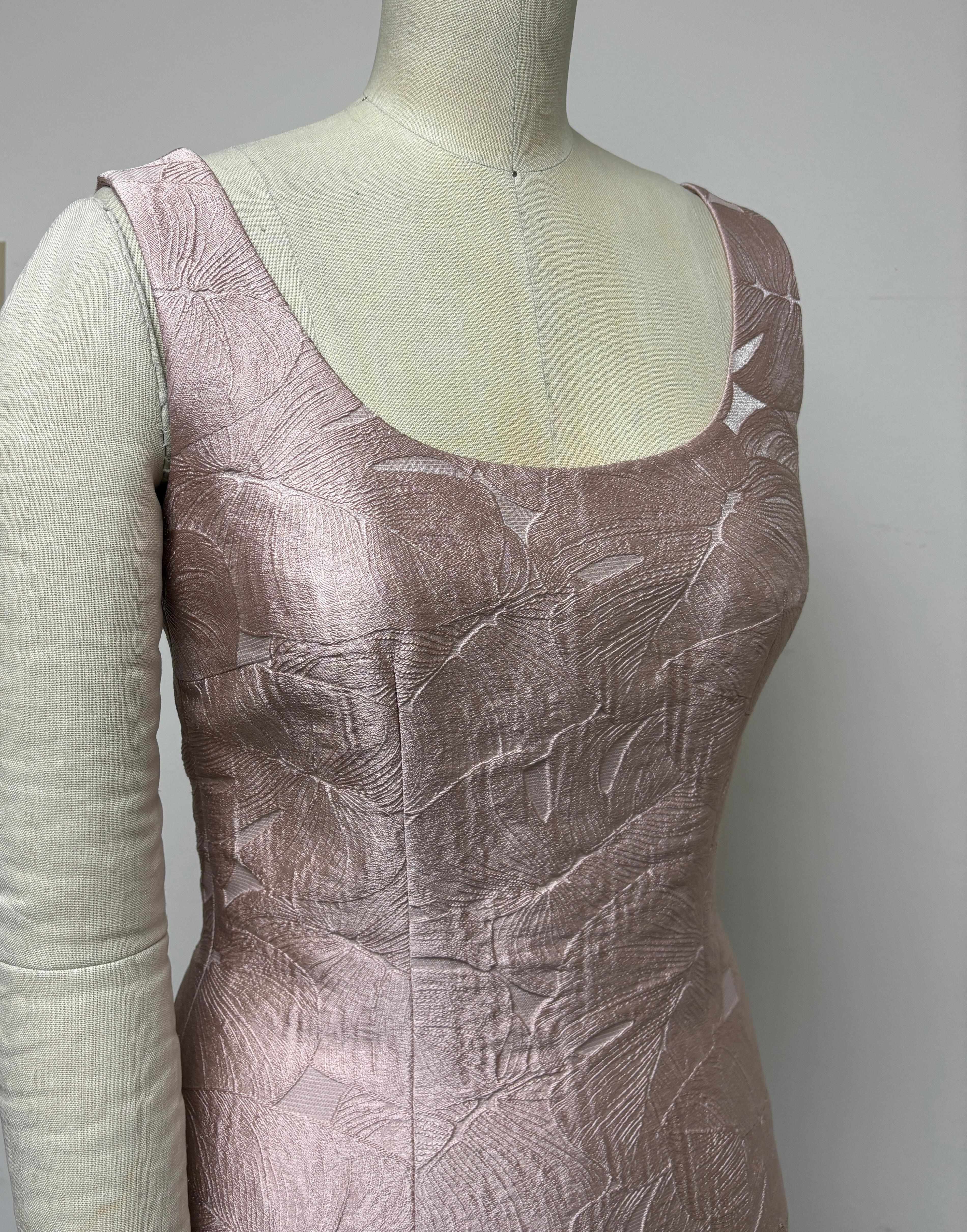 Vestido Slim en Jacquard de Algodón Rosa Palestina con Motivo de Hojas y Cuello Redondo en venta 3