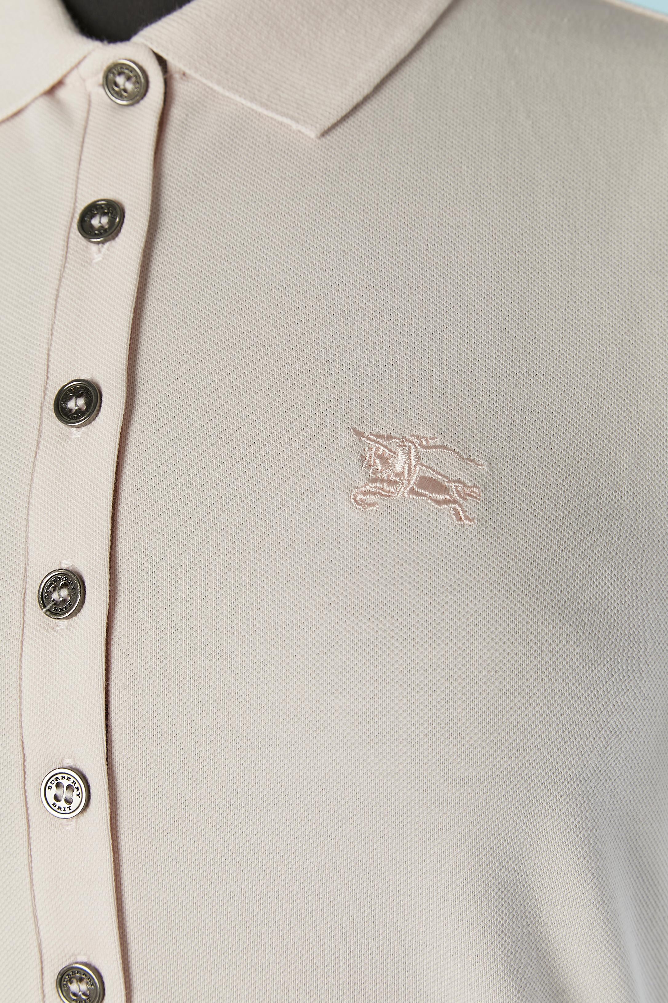 Polo in cotone rosa pallido. Composizione del tessuto: 98% cotone, 2% elastan.
Bottone e asola con marchio in alto al centro della parte anteriore. + un bottone extra in dotazione.
TAGLIA S 