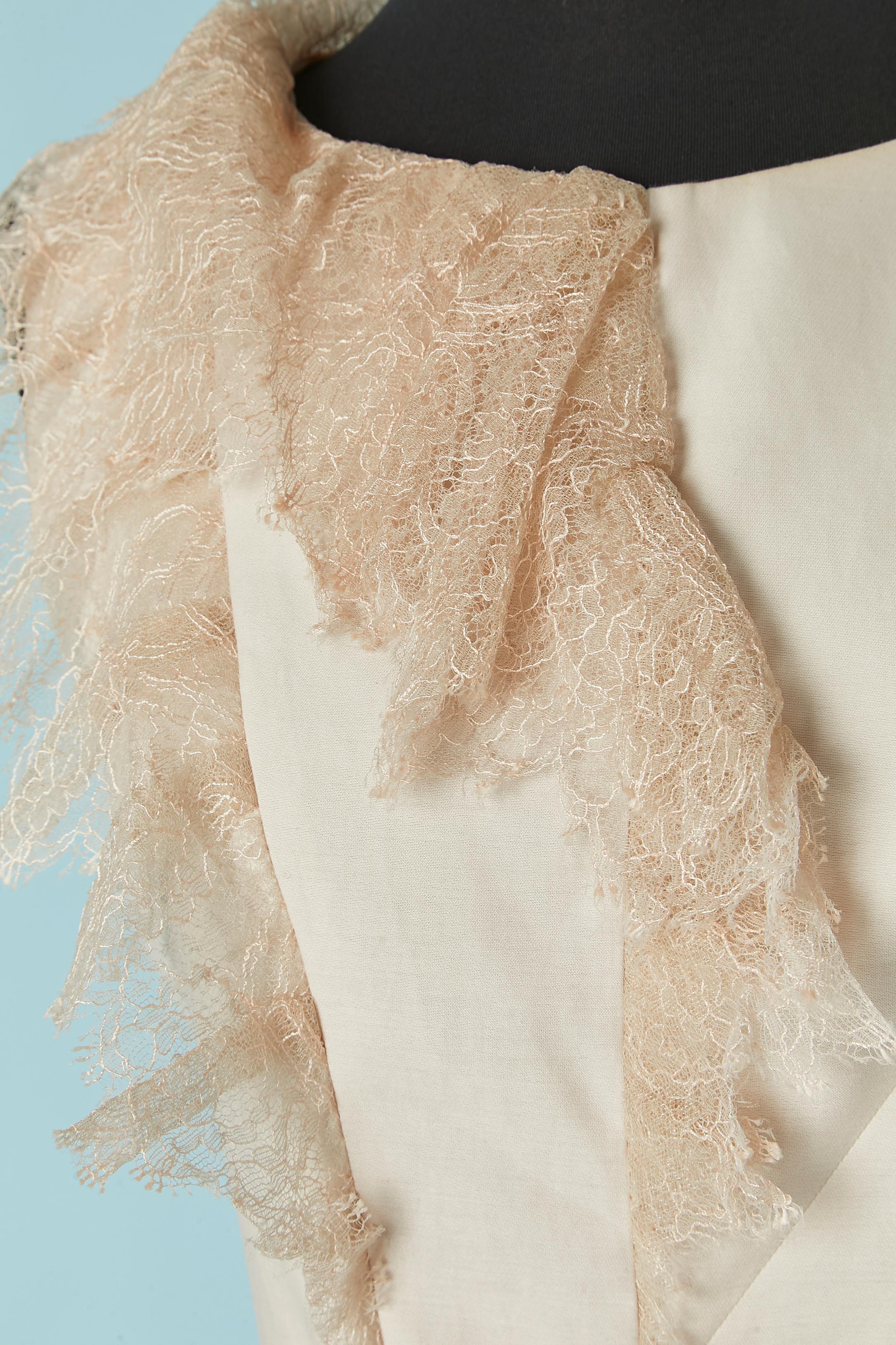 Blassrosa Cocktailkleid aus Baumwolle, Seide und Spitze mit Schleife . Zusammensetzung des Hauptgewebes: 76% Baumwolle, 24% Seide. Zusammensetzung der Spitze: 65% Nylon, 35% Viskose. Zusammensetzung des Futters: 100% Seide.
Unsichtbarer
