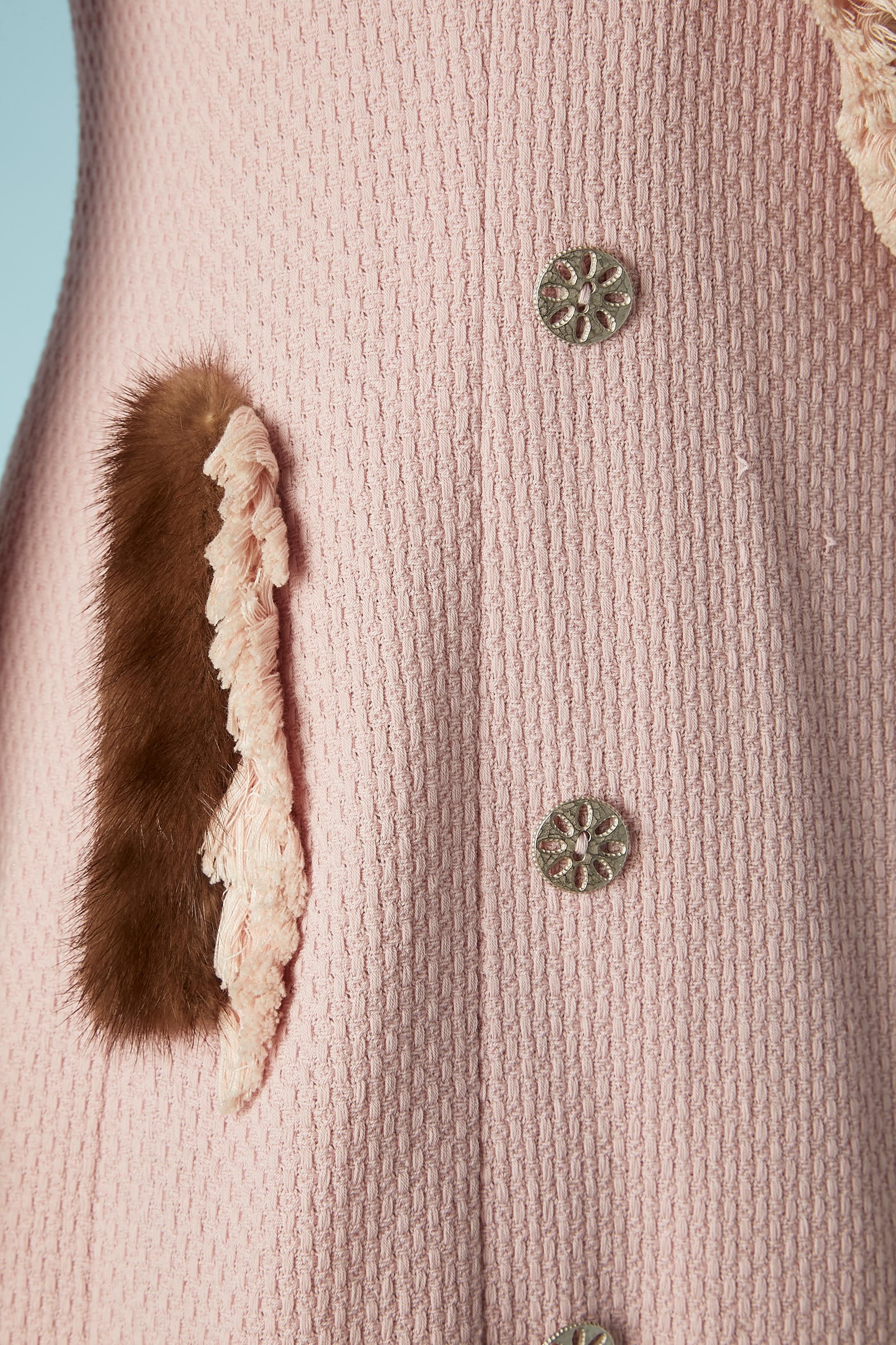 Veste à double boutonnage en tweed de coton rose pâle avec bord en vison C.Dior Boutique  Excellent état - En vente à Saint-Ouen-Sur-Seine, FR