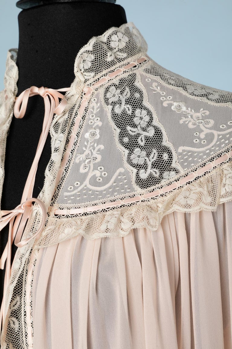 Pale pink crêpe veil with lace and silk ribbons Circa 1930 For Sale at