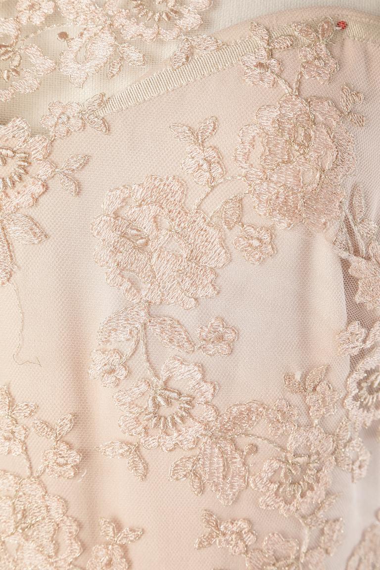 Beige Lorena Sarbu - Robe de soirée rose pâle en dentelle avec lurex doré et tulle, état neuf  en vente