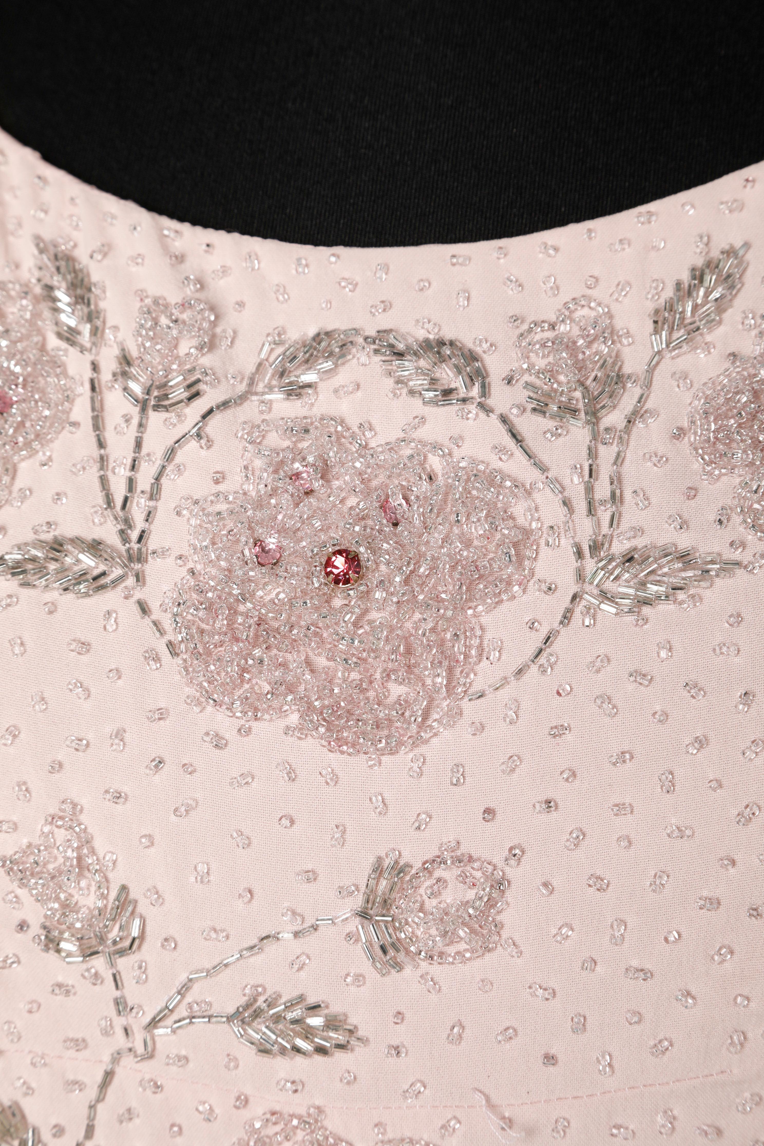 Pale pink evening dress with embroideries and rhinestone.
SIZE L (Fr 40)