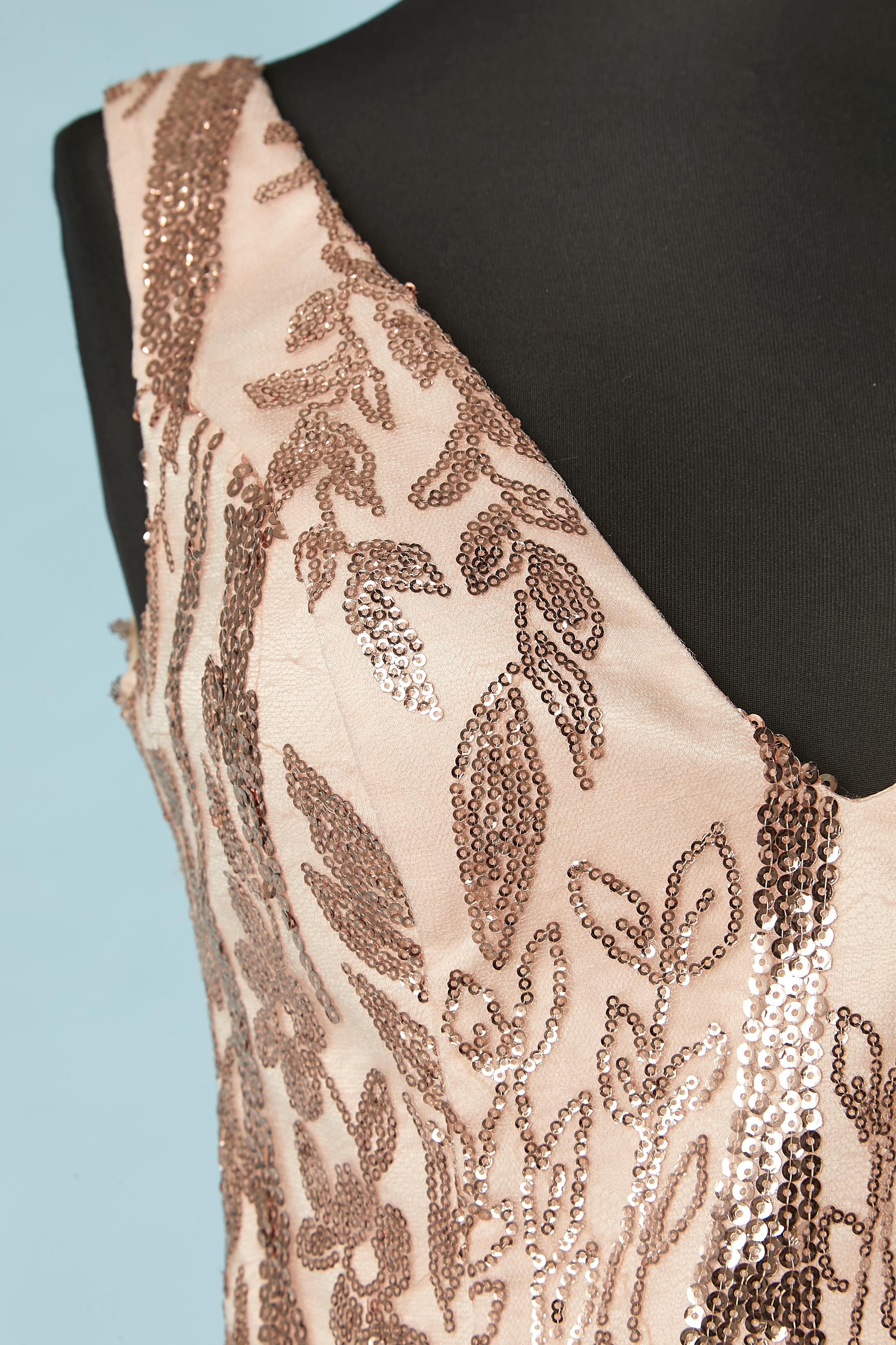 Robe de soirée rose pâle avec des paillettes roses. Pas d'étiquette de composition du tissu mais le tissu principal et la doublure sont probablement en polyester. Soutien-gorge mince et rembourré. Fermeture à glissière invisible et crochet sur le