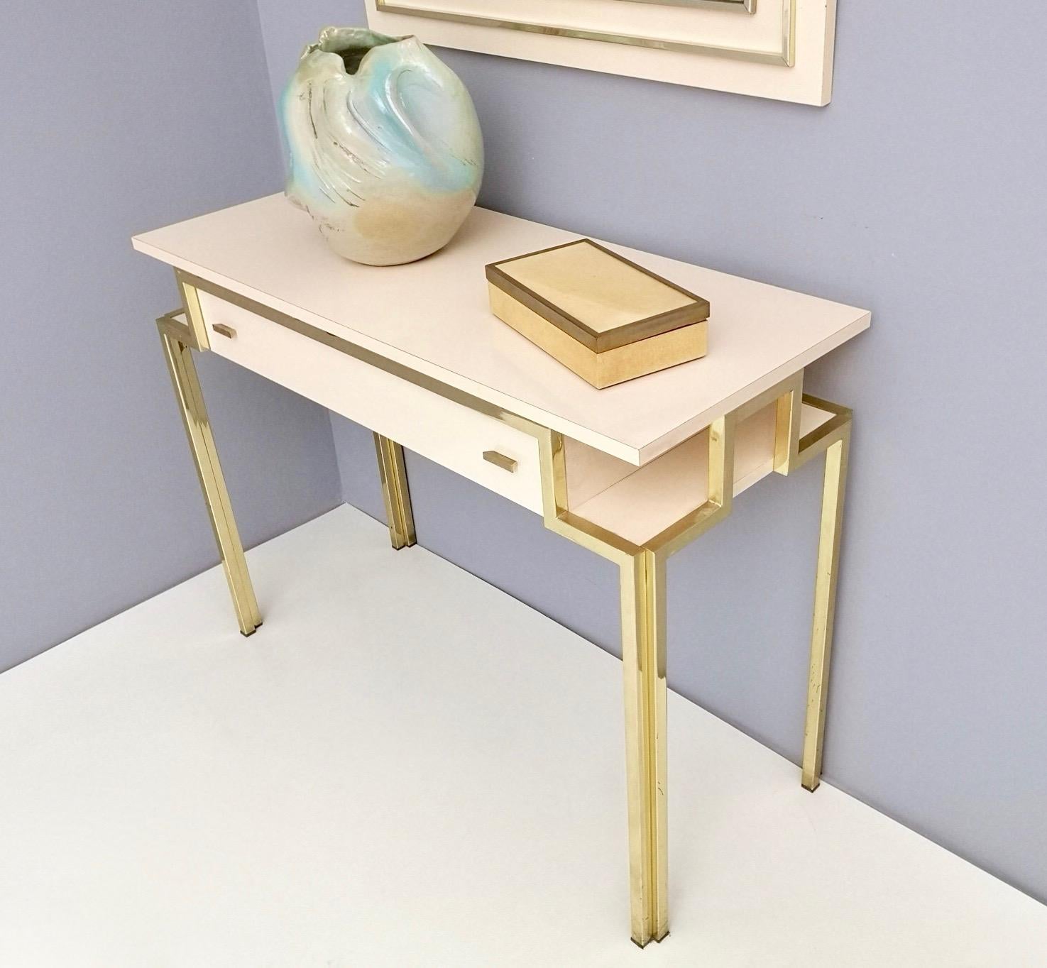 Postmodern Pale Pink Formica and Brass Console Table with Wall Mirror, Italy For Sale 3