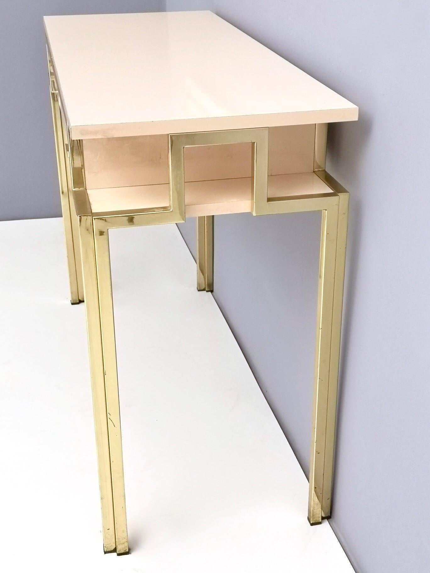 Postmodern Pale Pink Formica and Brass Console Table with Wall Mirror, Italy For Sale 4
