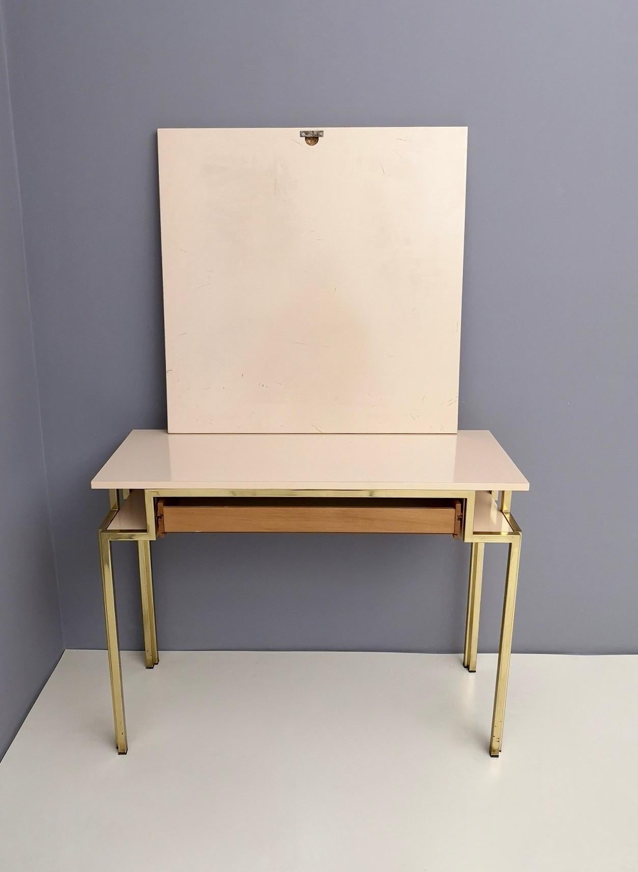 Postmodern Pale Pink Formica and Brass Console Table with Wall Mirror, Italy In Good Condition For Sale In Bresso, Lombardy