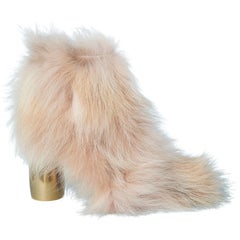 Bottes basses stratégiques en fourrure rose pâle avec talons dorés mats, neuves