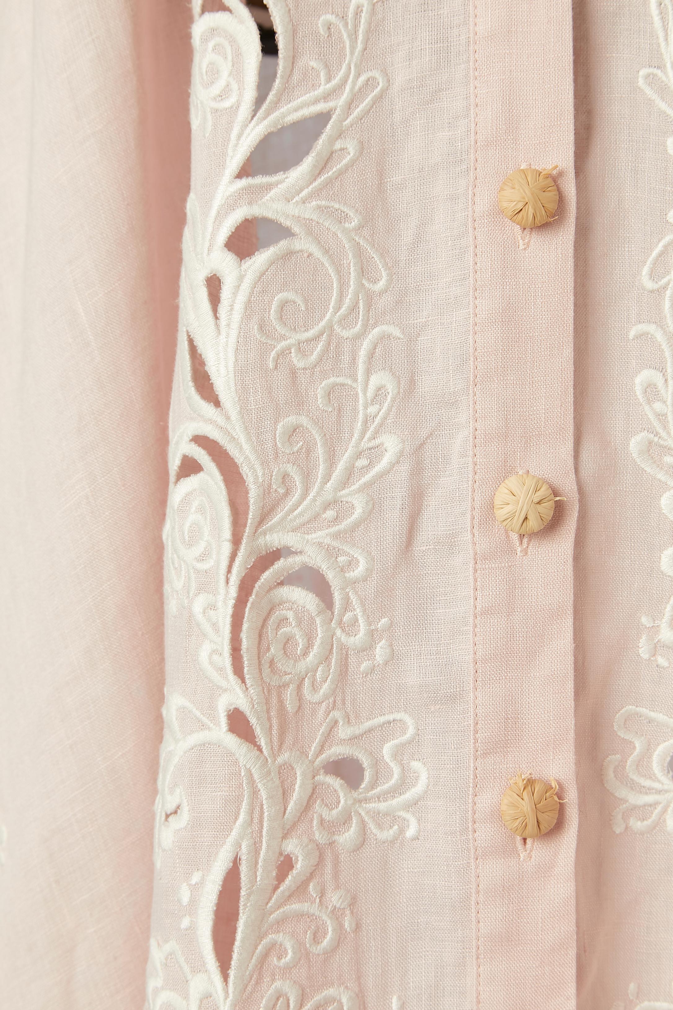 Zimmerman Kleid aus blassrosa Leinen mit weißen Fadenstickereien und Raffia-Knöpfen im Zustand „Gut“ im Angebot in Saint-Ouen-Sur-Seine, FR