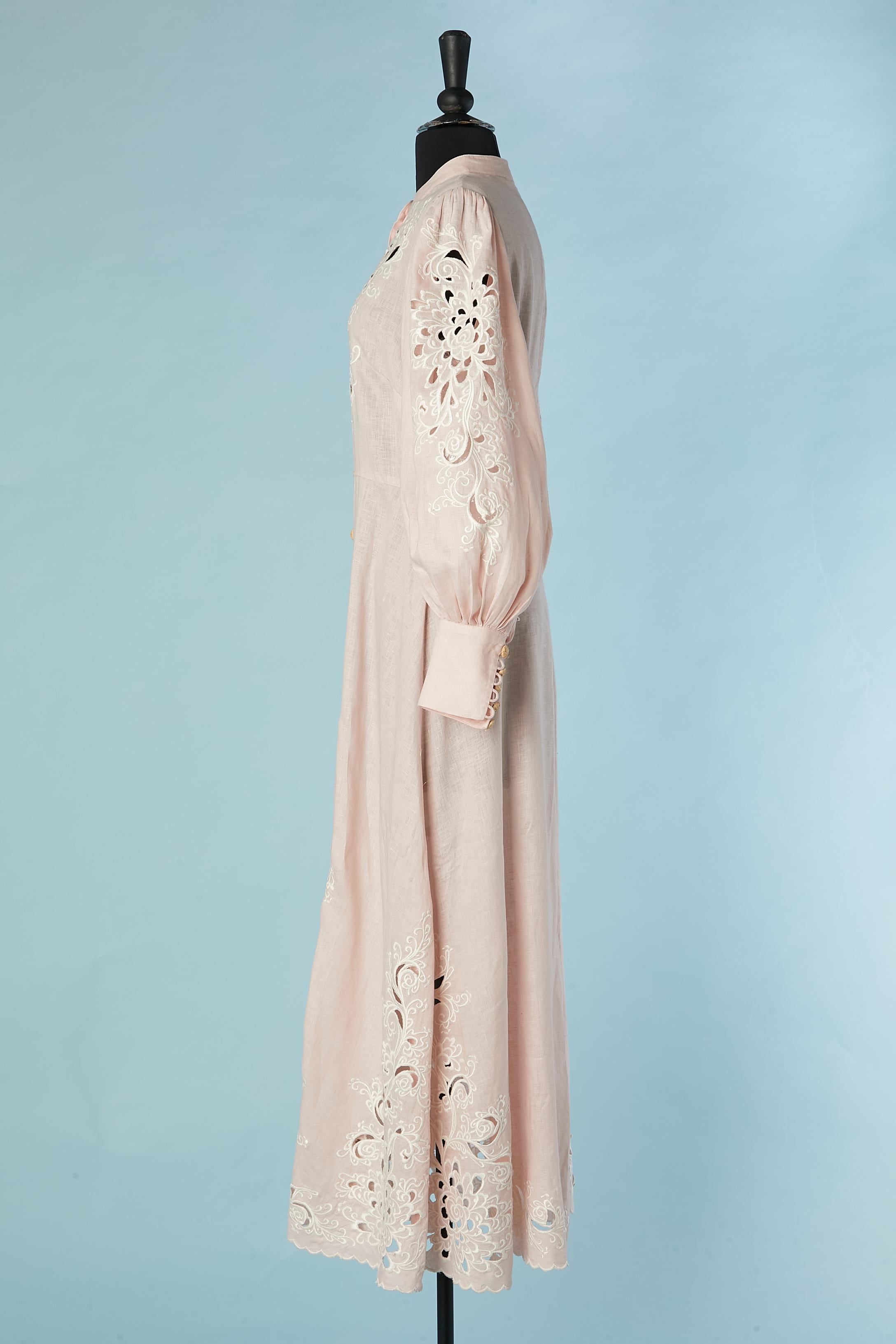 Zimmerman Kleid aus blassrosa Leinen mit weißen Fadenstickereien und Raffia-Knöpfen im Angebot 1