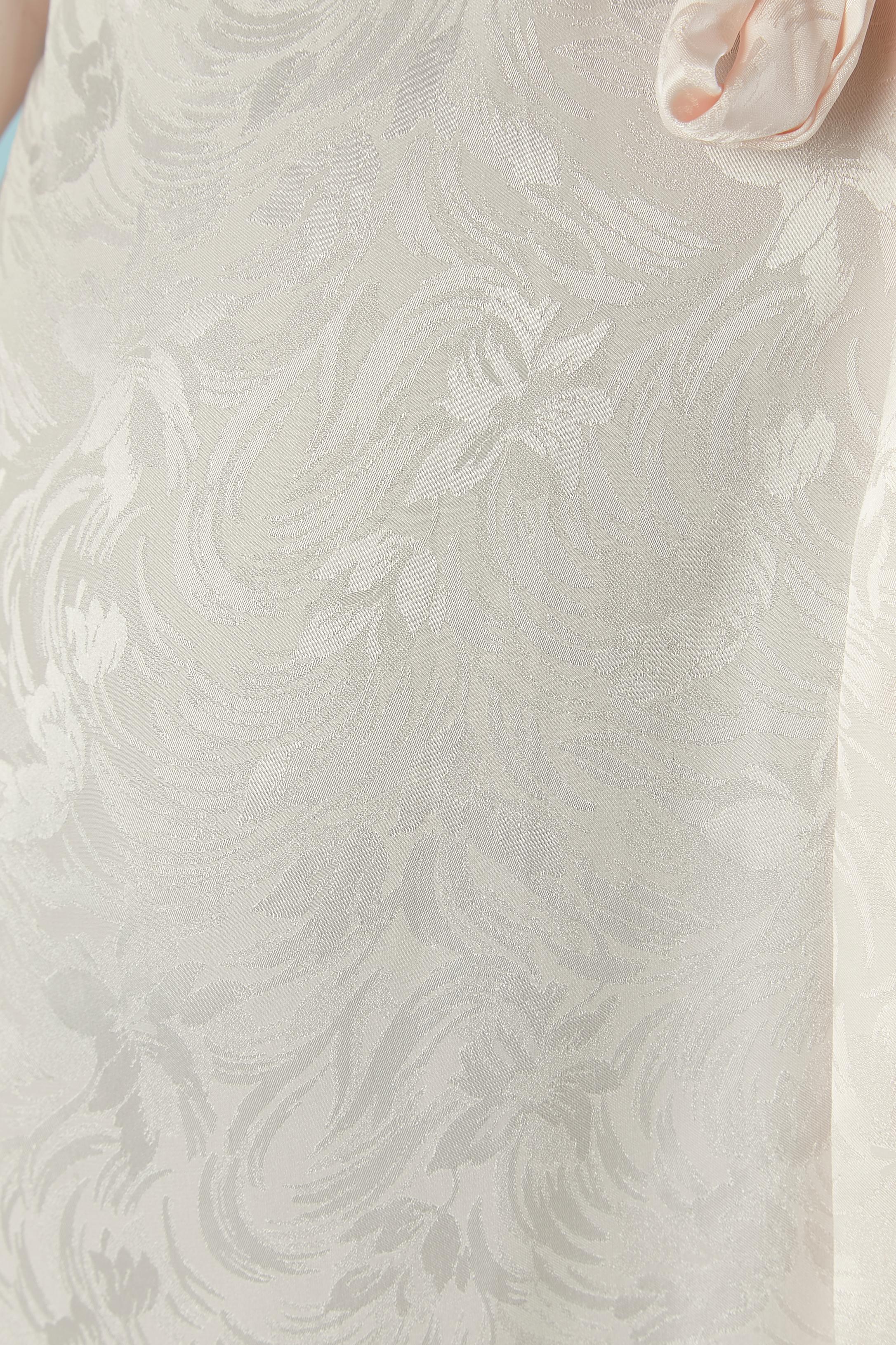 Pale pink négligé with lace inset and tiny roses on the sleeves Christian Dior In Excellent Condition For Sale In Saint-Ouen-Sur-Seine, FR