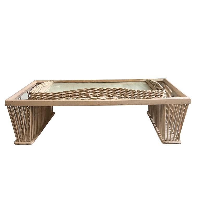 Mid-Century moderno Vassoio da colazione per letto in vimini e bambù Hollywood Regency rosa pallido o nudo in vendita